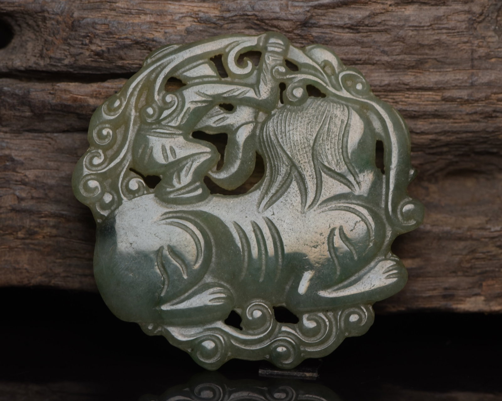 An Exquisite Jadeite Lion Pattern Pendant - 2