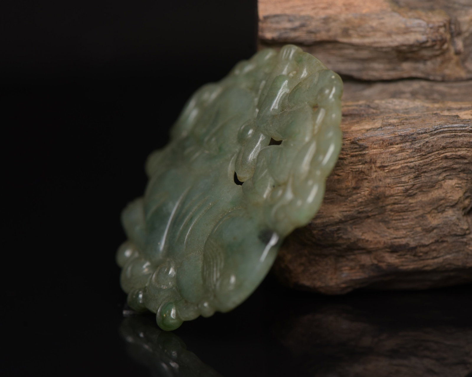 An Exquisite Jadeite Lion Pattern Pendant - 3