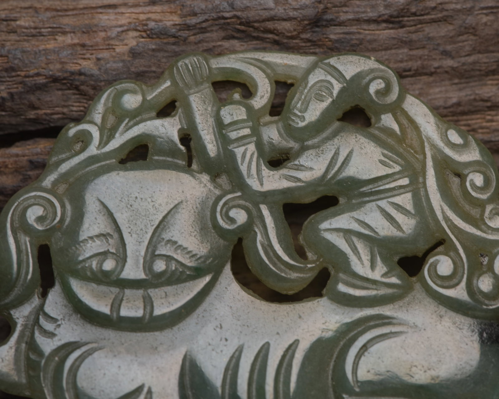 An Exquisite Jadeite Lion Pattern Pendant - 6