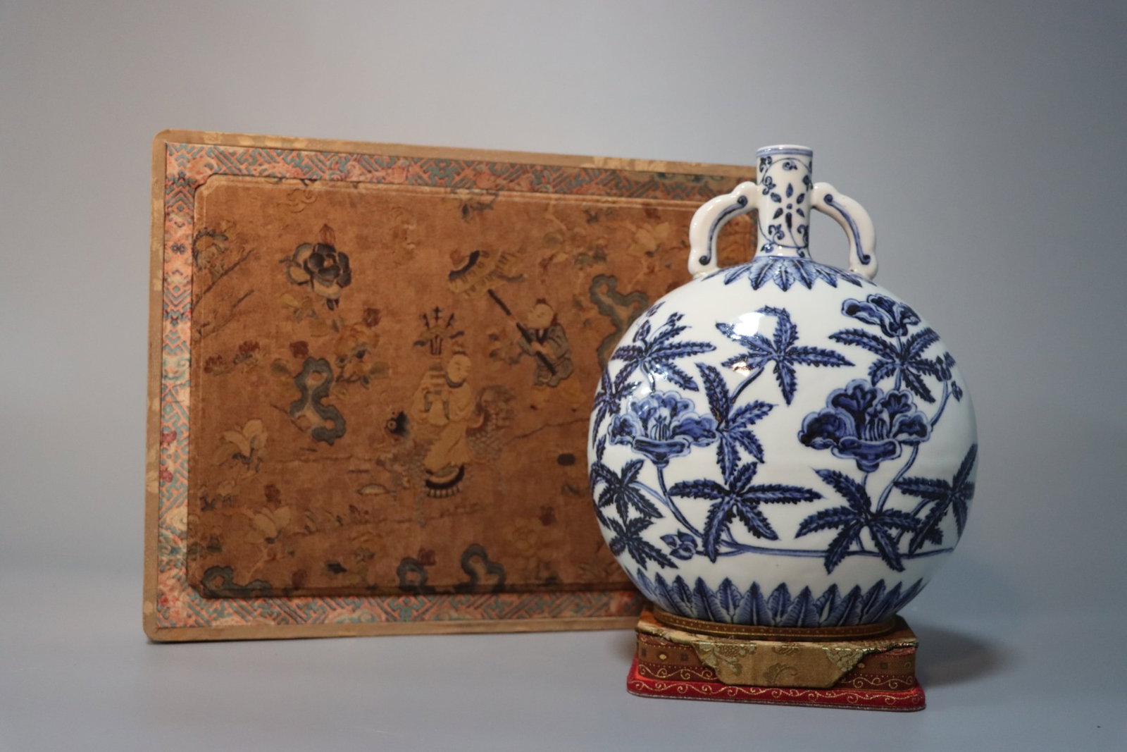 An Exquisite Blue and White Flower Pattern Double-Ears Vase: An Exquisite Blue and White Flower Pattern Double-Ears Vase,Ming Dynasty,China,Size:10.2inx7.9in 青花花卉纹双耳瓶,中国明代