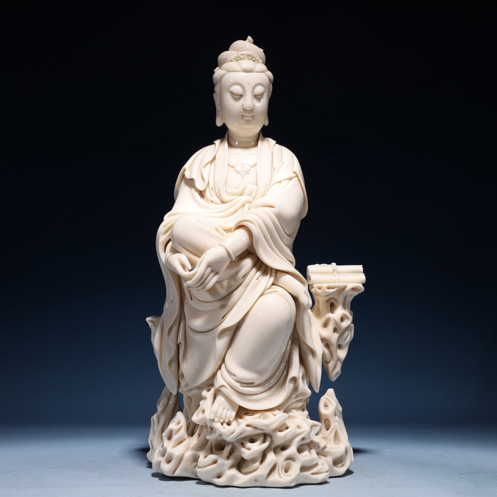 A Solemn Blance-De-Chine Statue of Avalokitesvara: A Solemn Blance-De-Chine Statue of Avalokitesvara Blance-De-Chine Statue of Avalokitesvara,Ming Dynasty,China,He Chaozong Mark,Size:8.3inx7.1inx16.1in,Weight:4950g 德化瓷观&