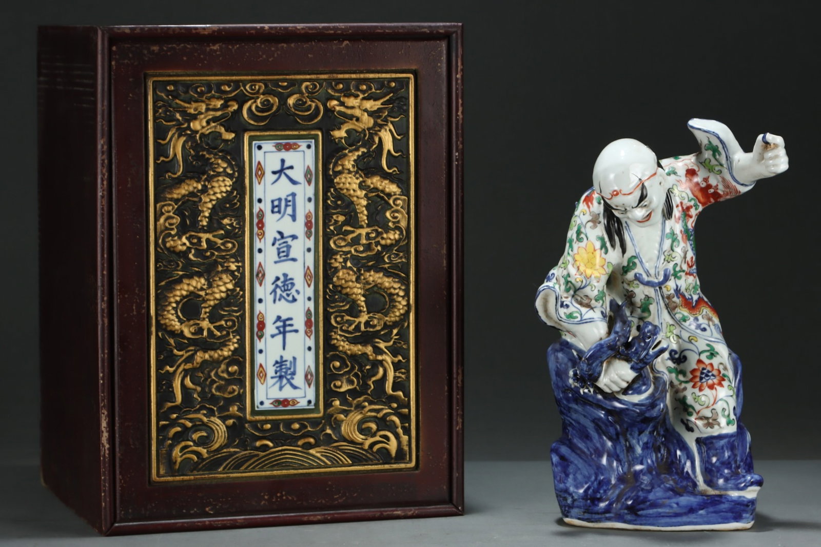 An Exquisite Wucai Lotus and Dragon Pattern Statue of Arhat: An Exquisite Wucai Lotus and Dragon Pattern Statue of Arhat,Ming Dynasty,China,Xuande Six-character Mark,Size:15.2inx9.4in 五彩缠枝莲龙纹罗汉Î