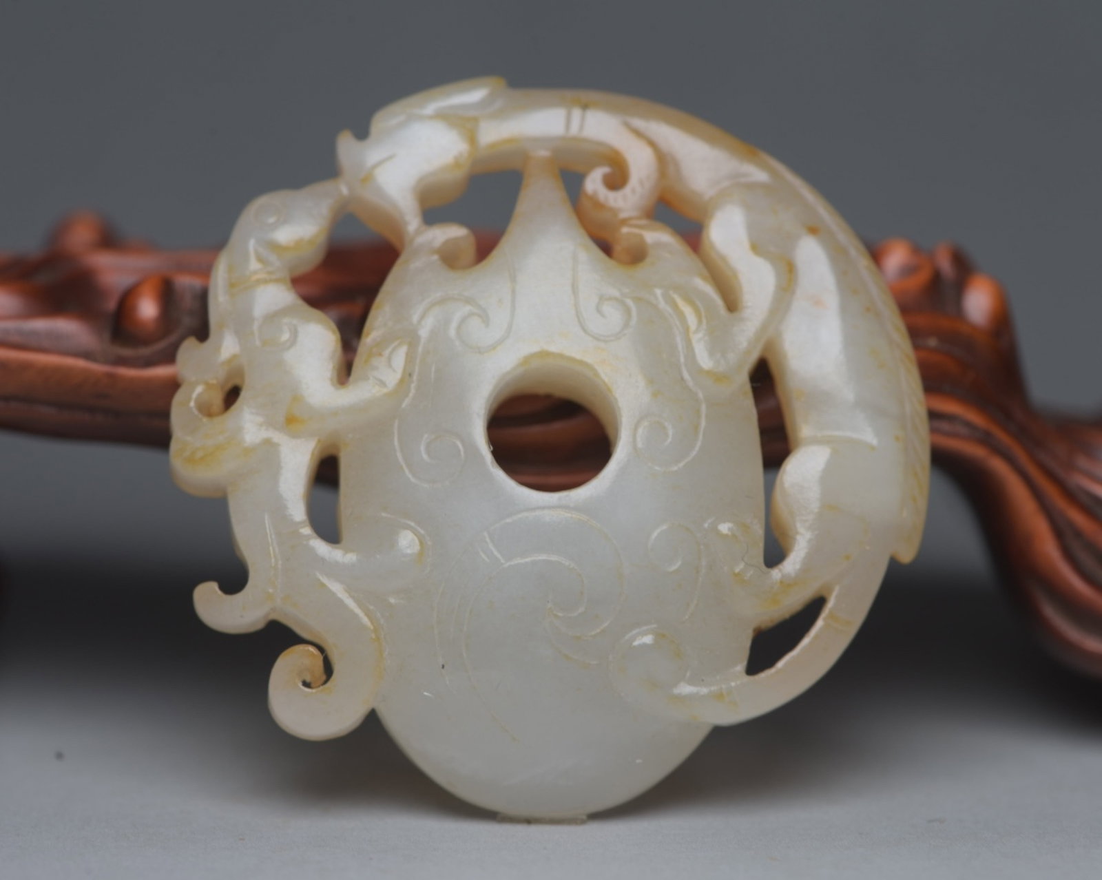 An Exquisite White Jade Chi-Dragon Pattern Pendant: An Exquisite White Jade Chi-Dragon Pattern Pendant,Qing Dynasty,China,Size:2.1inx2.1inx0.4in,Weight:41g 白玉螭龙纹佩,中国清代