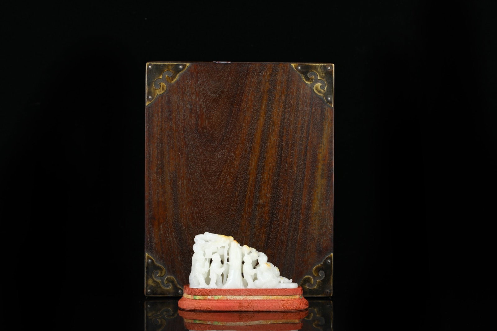 An Exquisite White Jade Figure Pattern Ornament: An Exquisite White Jade Figure Pattern Ornament,Qing Dynasty,China,Size:2.2inx4.3in,Weight:205g 白玉人物纹摆件,中国清代