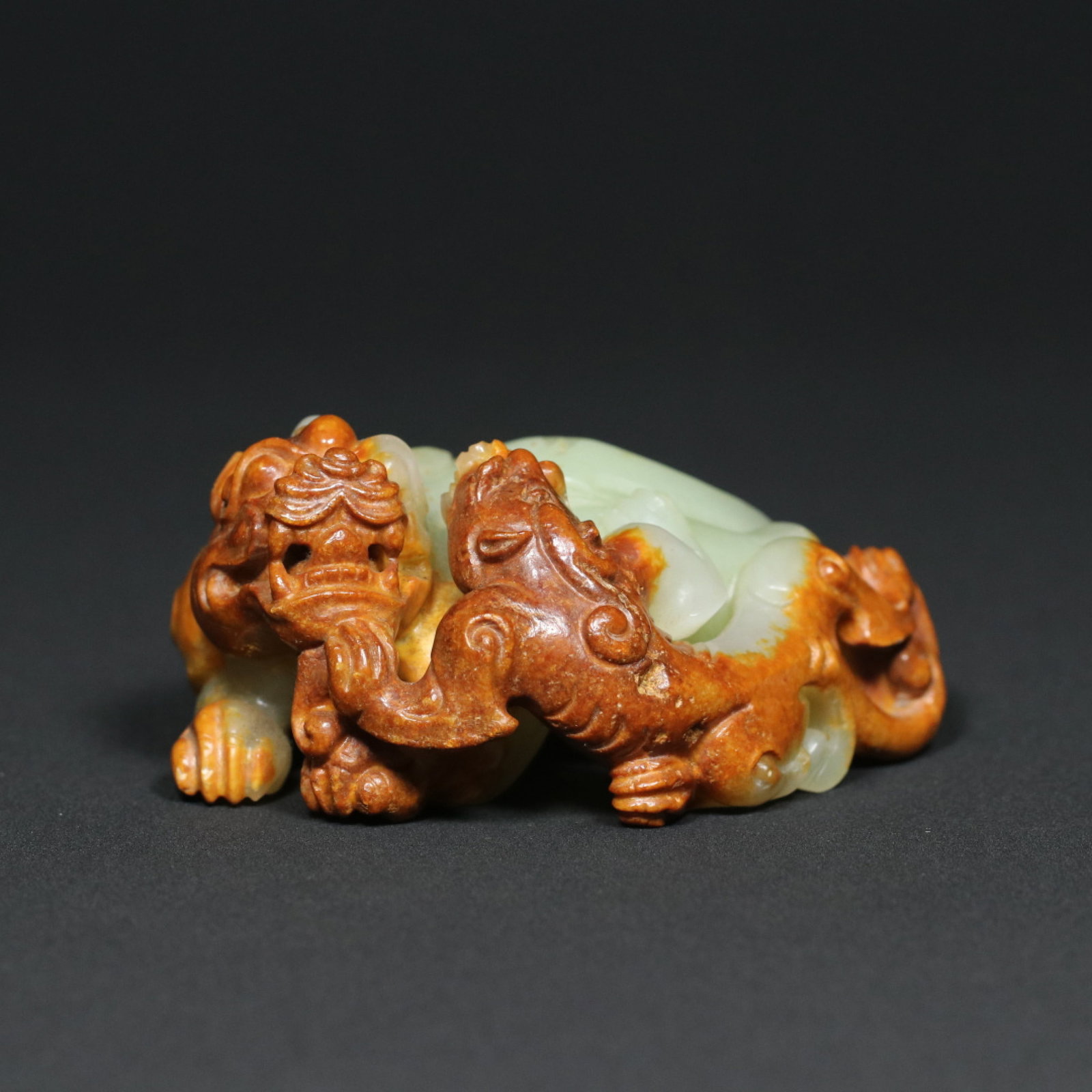 An Exquisite White Jade Auspicious Beast Ornament: An Exquisite White Jade Auspicious Beast Ornament,Qing Dynasty,China,Size:3.6inx2.5inx1.7in,Weight:225.3g 白玉瑞兽摆件,中国清代
