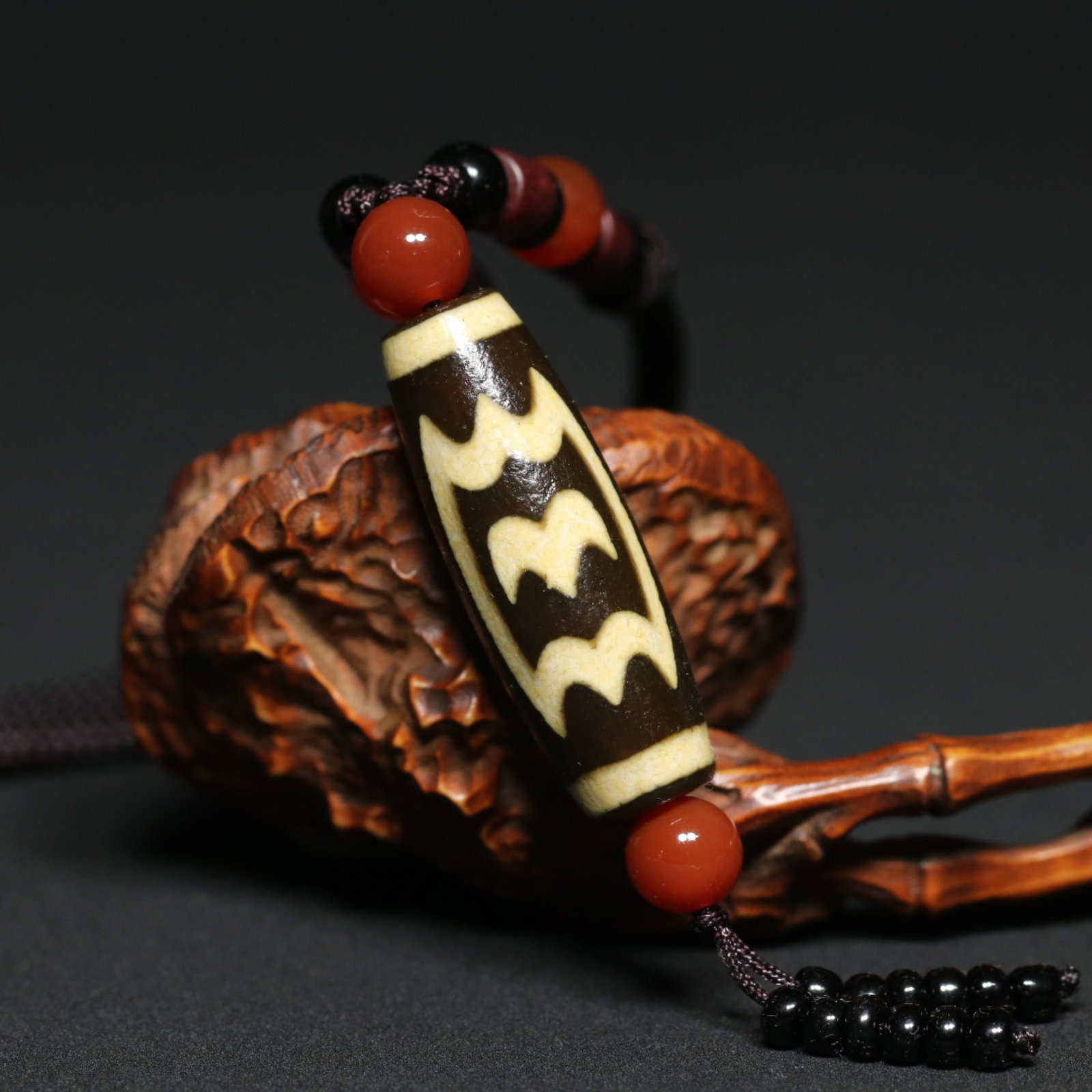 An Exquisite Dzi Bead Pendant: An Exquisite Dzi Bead Pendant,Qing Dynasty,China,Size:1.5inx0.5in,Weight:20.3g 天珠挂件,中国清代