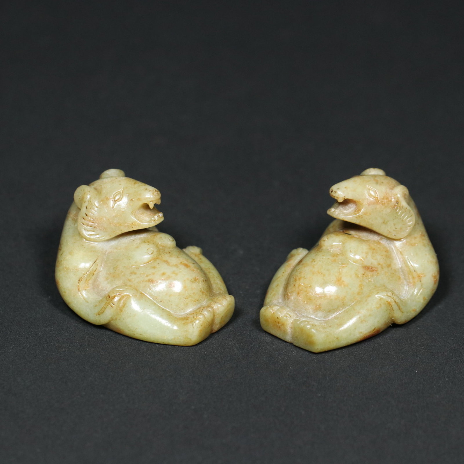 An Exquisite White Jade Bear Ornament: An Exquisite White Jade Bear Ornament,Han Dynasty,China,Size:2.1inx1.6inx1.4in,Weight:162.6g 白玉熊摆件,中国汉代