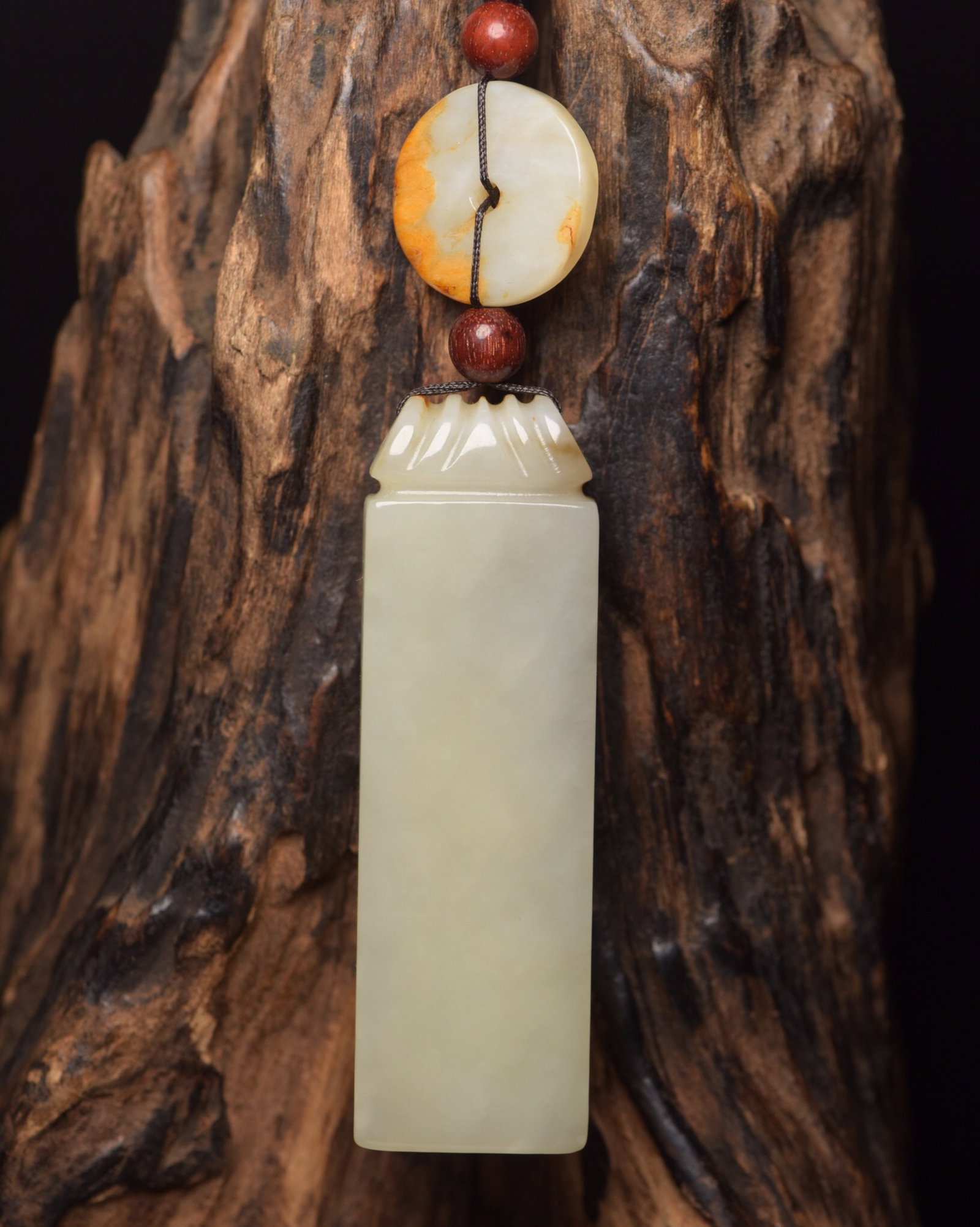 An Exquisite White Jade Pendant: An Exquisite White Jade Pendant,Qing Dynasty,China,Size:4.3inx0.9inx0.4in,Weight:61g 白玉挂件,中国清代