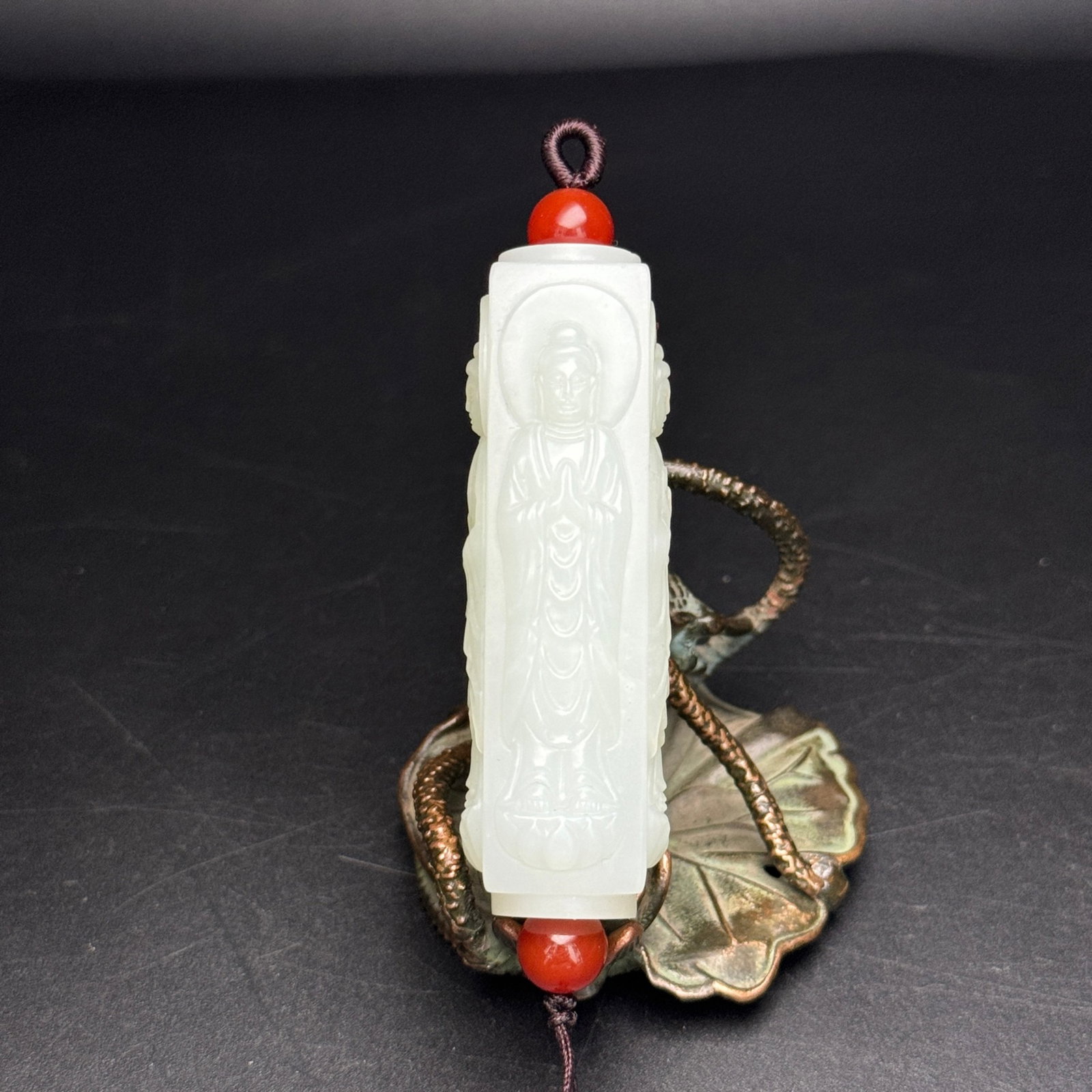 An Exquisite White Jade Statue of Avalokitesvara Pendant: An Exquisite White Jade Statue of Avalokitesvara Pendant,Qing Dynasty,China,Size:62mmx19mmx19mm,Weight:44g 白玉观音像挂件,中国清代