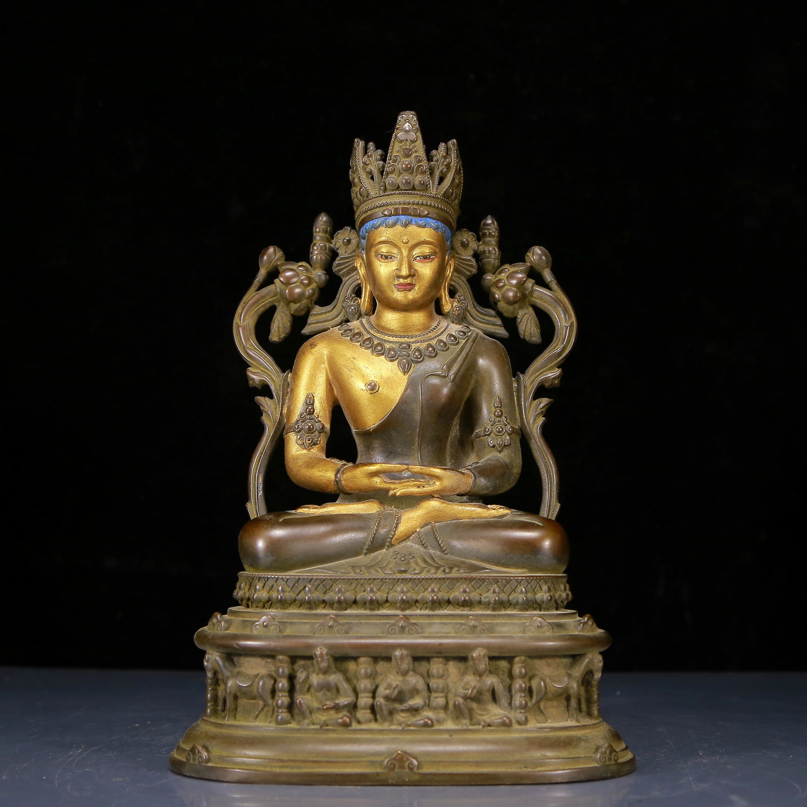 A Solemn Gilt Bronze Statue of Amitayus: A Solemn Gilt Bronze Statue of Amitayus,Qing Dynasty, China,Size:6.7inx5.5inx9.8in,Weight:2965g 铜鎏金无量寿佛像，清代