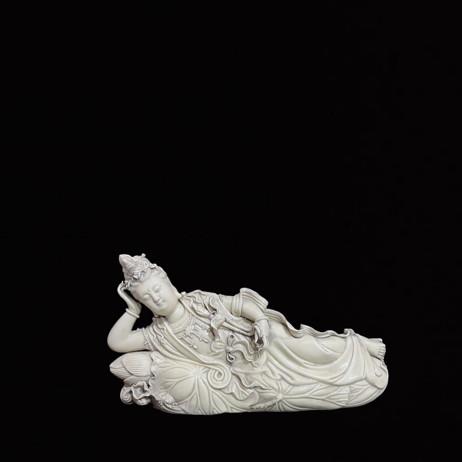 A Solemn Blance-De-Chine Statue of Avalokitesvara: A Solemn Blance-De-Chine Statue of Avalokitesvara,Ming Dynasty,China,He Chaozong Mark,Size:8.3inx14.2in 德化瓷观音像,中国明代,何੏