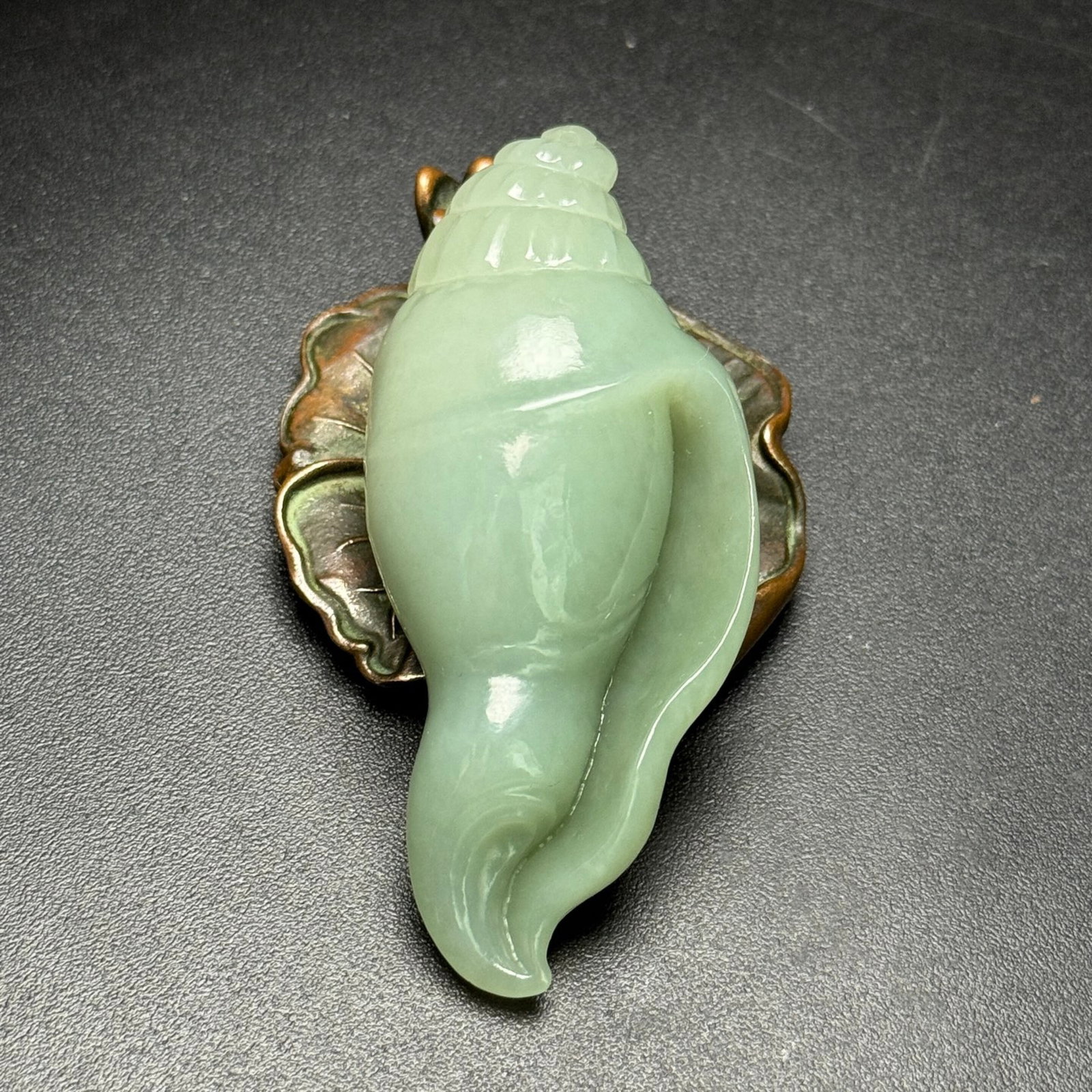 An Exquisite Greenish Jade Conch Ornament: An Exquisite Greenish Jade Conch Ornament,Qing Dynasty,China,Size:75mmx33mmx25mm,Weight:66g 青白玉海螺摆件,中国清代