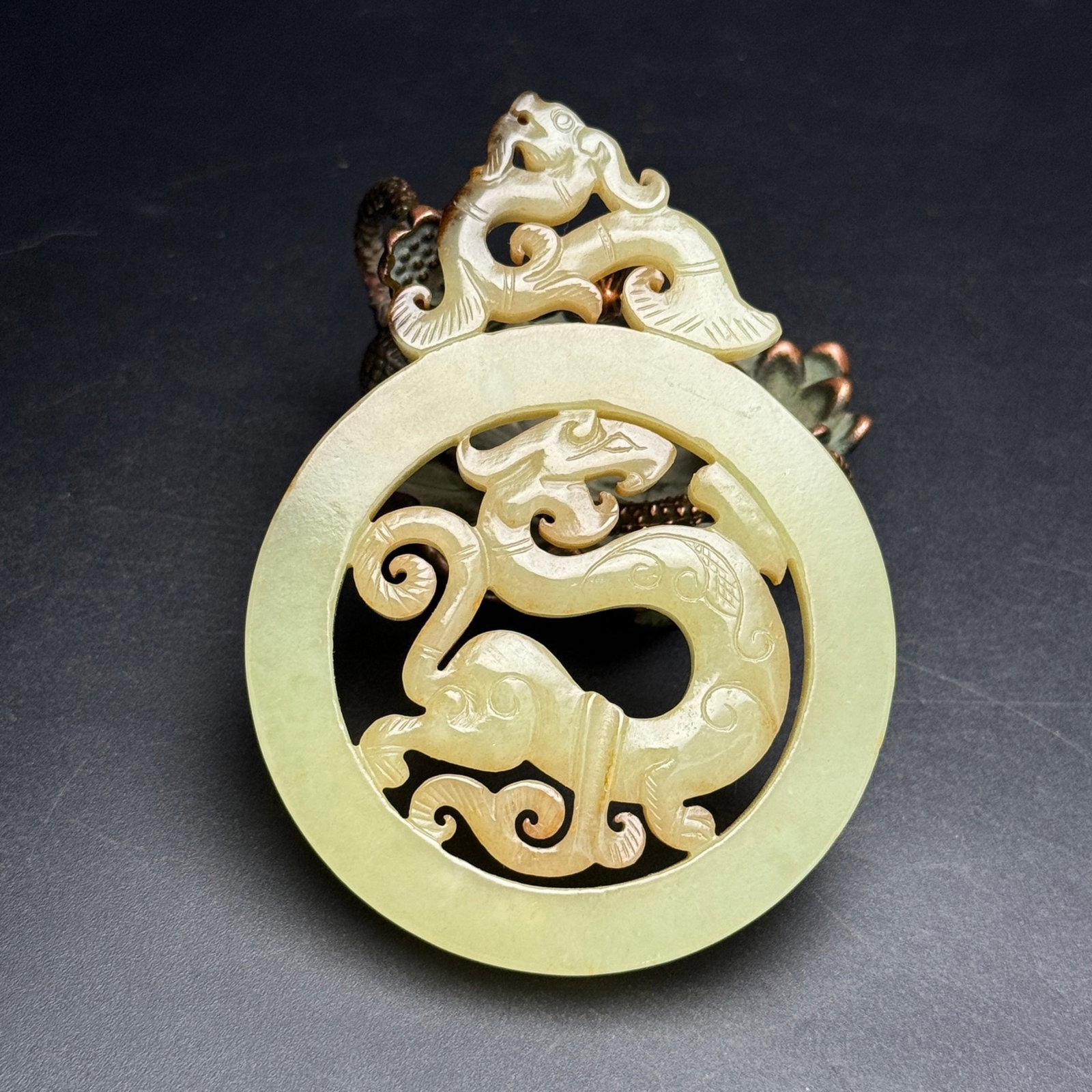 An Exquisite White Jade Dragon Pattern Pendant - 2