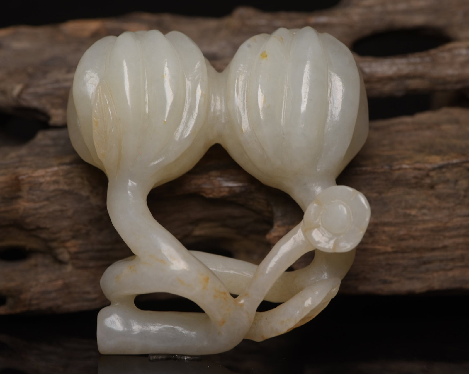 An Exquisite White Jade Pumpkin Ornament: An Exquisite White Jade Pumpkin Ornament,Qing Dynasty,China,Size:2.6inx2.6inx1.1in,Weight:116g 白玉南瓜摆件,中国清代