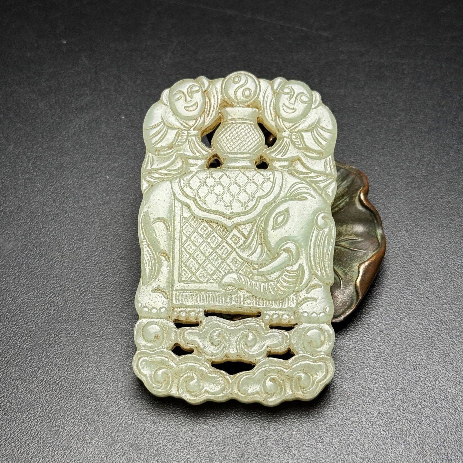 An Exquisite White Jade Elephant Pattern Pendant - 2