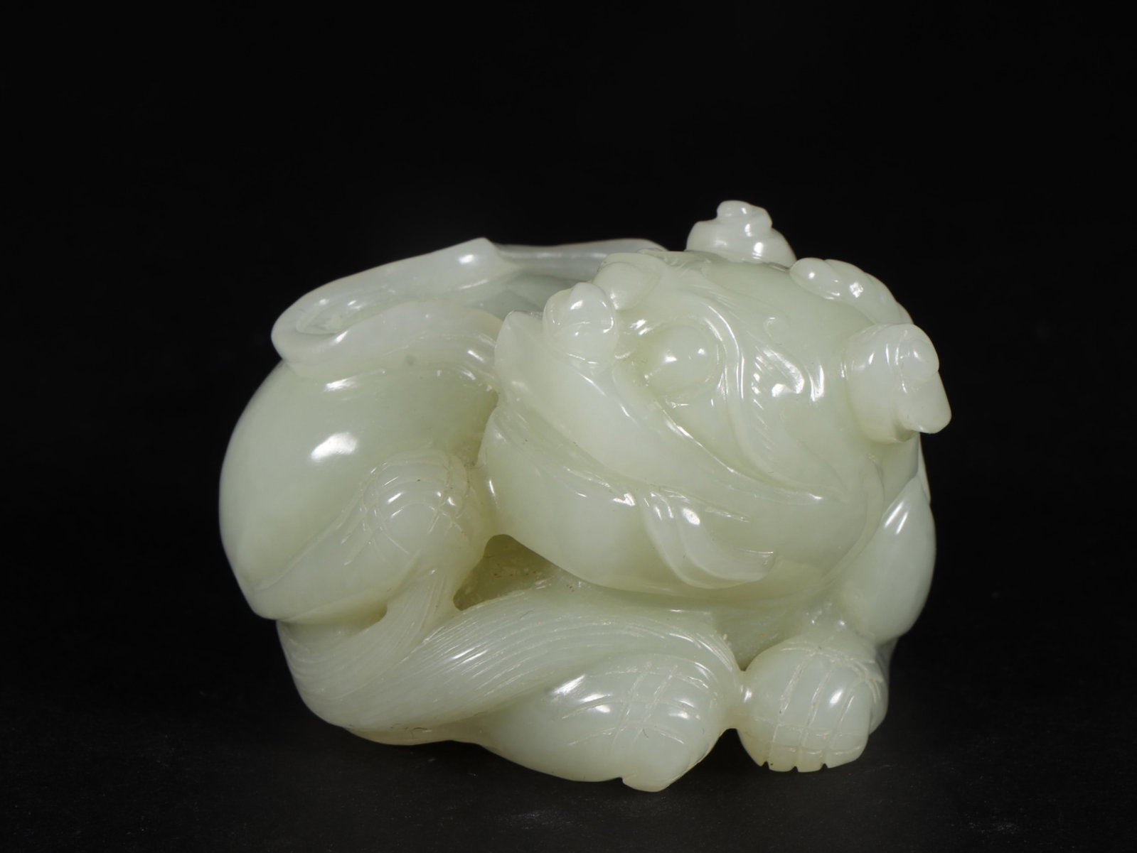 An Exquisite White Jade Lion Hand Piece: An Exquisite White Jade Lion Hand Piece,Qing Dynasty,China,Size:2.3inx1.9inx1.5in,Weight:148g 白玉狮子手把件,中国清代