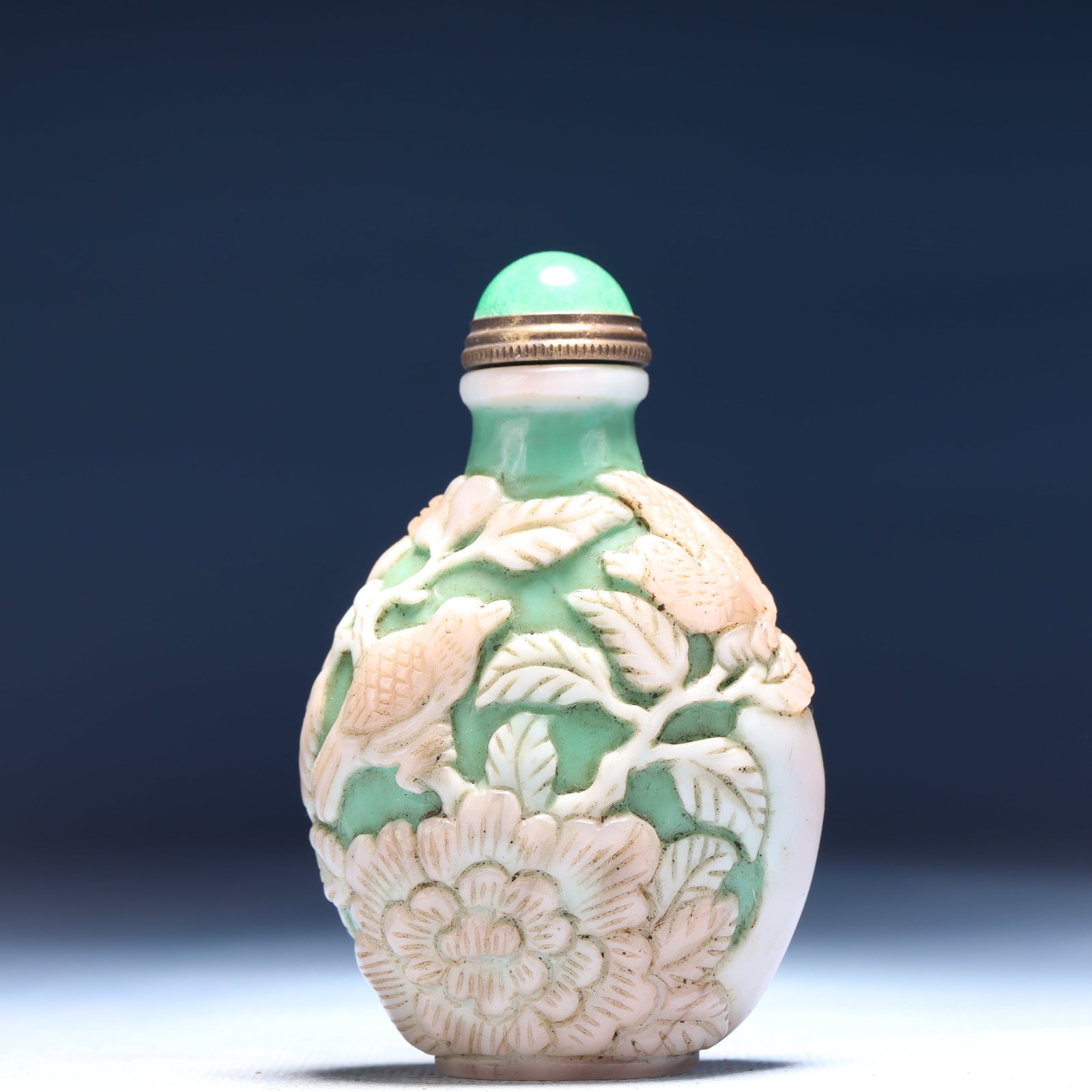 An Exquisite Glass Flower and Bird Pattern Snuff Bottle: An Exquisite Glass Flower and Bird Pattern Snuff Bottle,Qing Dynasty,China,Daoguang Four-character Mark,Size:2inx1.2inx3.1in,Weight:110g 琉璃花鸟纹鼻烟壶