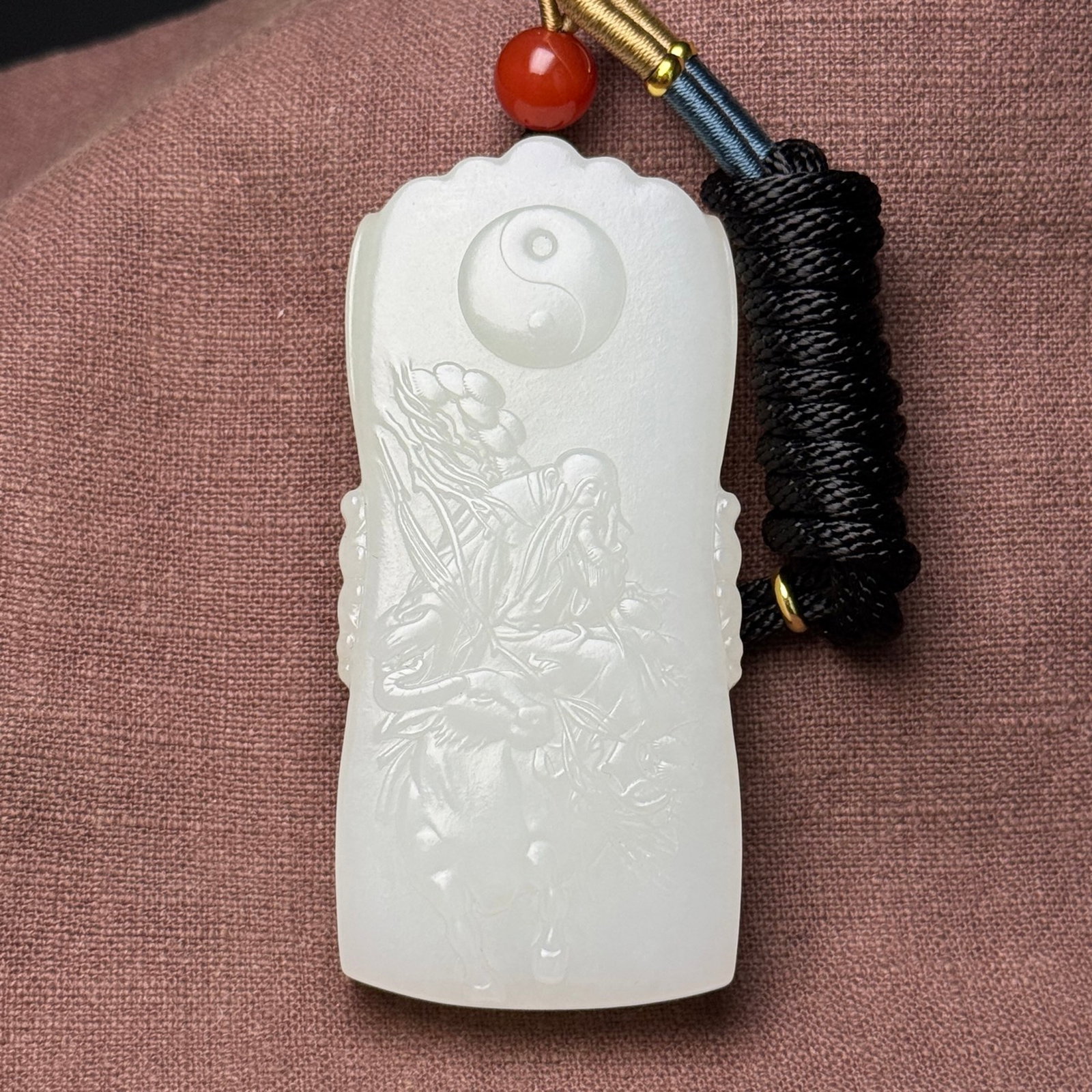An Exquisite White Jade Figure Pattern Pendant: An Exquisite White Jade Figure Pattern Pendant,Qing Dynasty,China,Size:82mmx38mmx14mm,Weight:110g 白玉人物纹挂件,中国清代