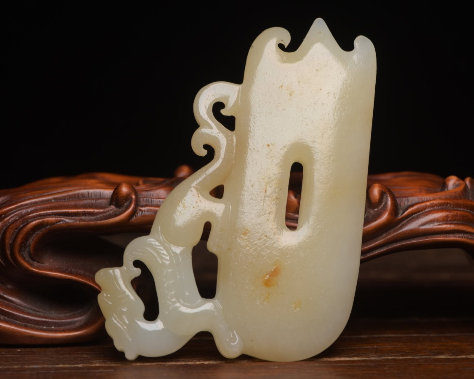 An Exquisite White Jade Dragon Pendant: An Exquisite White Jade Dragon Pendant,Qing Dynasty,China,Size:3.1inx2.4inx0.4in,Weight:56g 白玉龙佩,中国清代