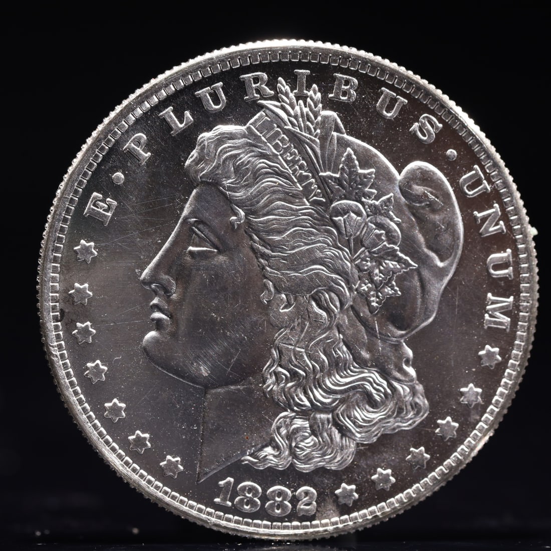 USA Morgan Dollar 1882 Coin: Obv: profile bust with date below and E PLURIBUS UNUM legend and stars around. Rev: eagle with In God we trust above within wreath with UNITED STATES OF AMERICA ONE DOLLAR legend. IN GOD WE TRUST / LI
