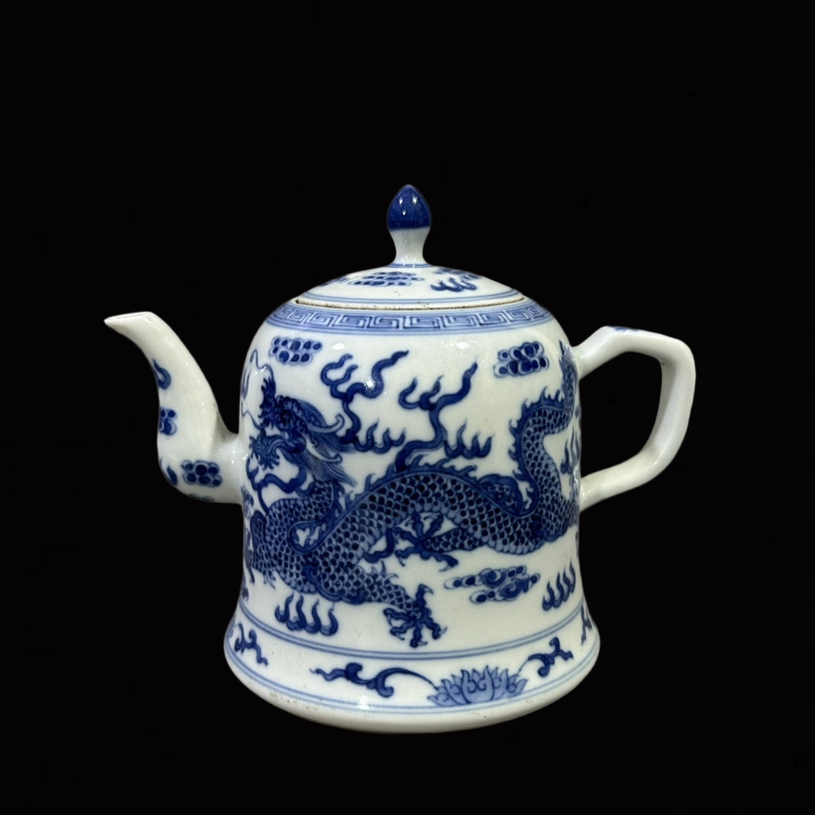 An Exquisite Blue and White Auspicious Cloud and Dragon Pattern Pot: An Exquisite Blue and White Auspicious Cloud and Dragon Pattern Pot,Qing Dynasty,China,Kangxi Six-character Mark,Size:5.3inx5.5in 青花祥云龙纹壶,中Þ