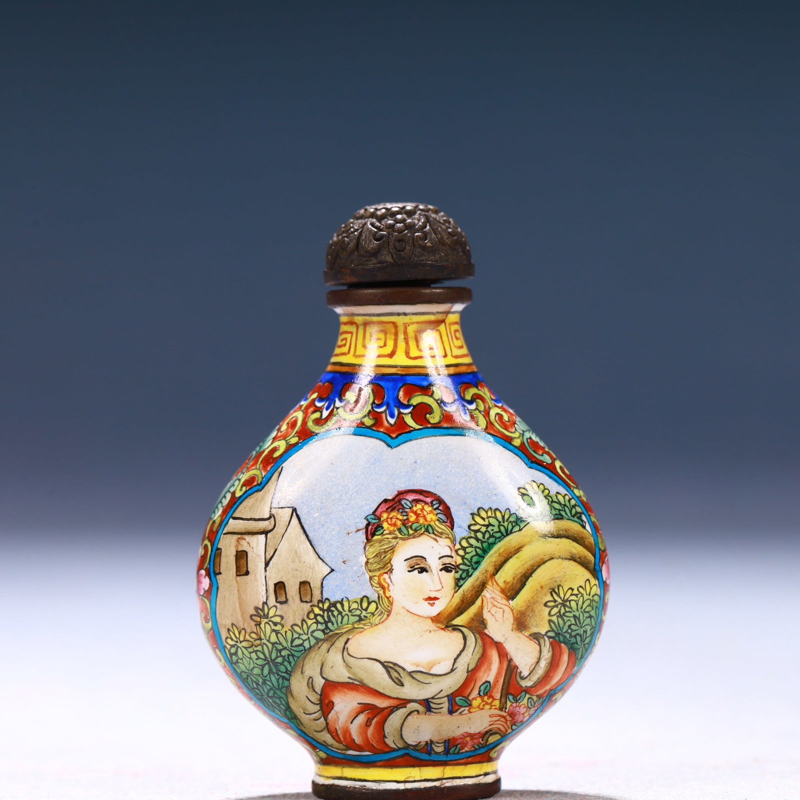 An Exquisite Painted Enamel Figure Pattern Snuff Bottle: An Exquisite Painted Enamel Figure Pattern Snuff Bottle,Qing Dynasty, China,Qianlong Four-character Mark,Size:1.6inx0.6inx2.4in,Weight:45g 画珐琅人物纹鼻Ġ