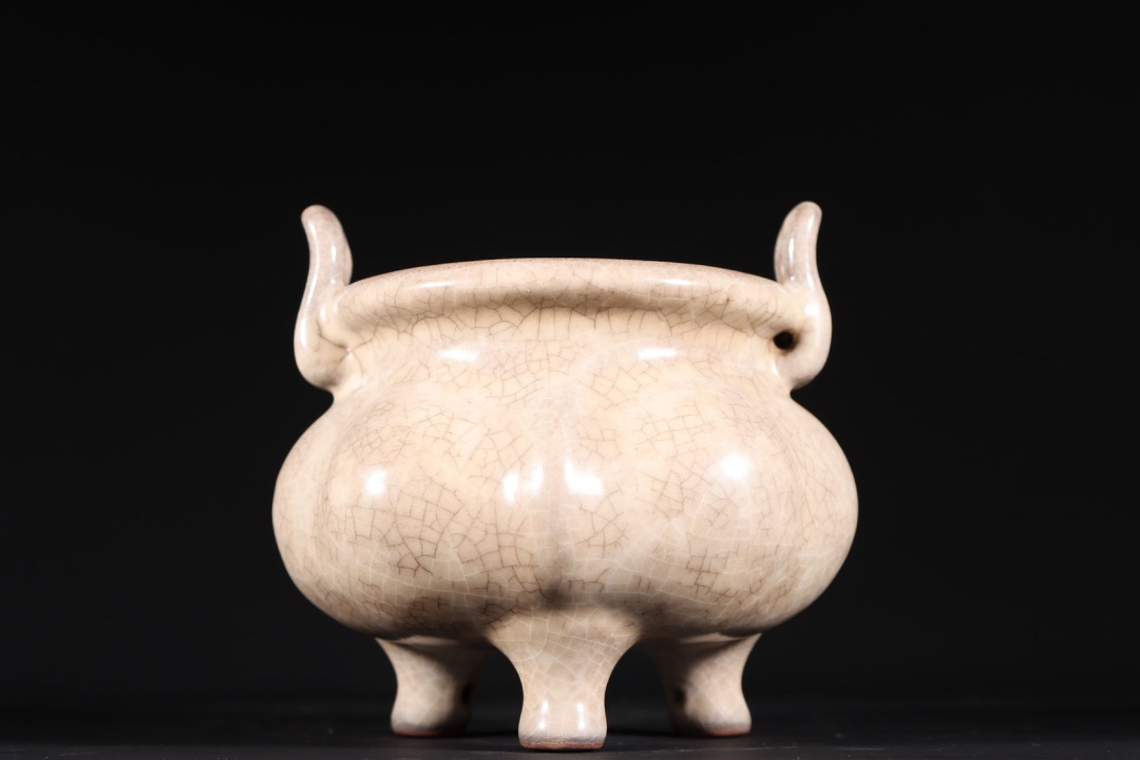An Exquisite Ge yao Double-Ears and Tripod Censer: An Exquisite Ge yao Double-Ears and Tripod Censer,Song Dynasty,China,Size:5.2inx5.5in 哥窑双耳三足香炉,中国宋代