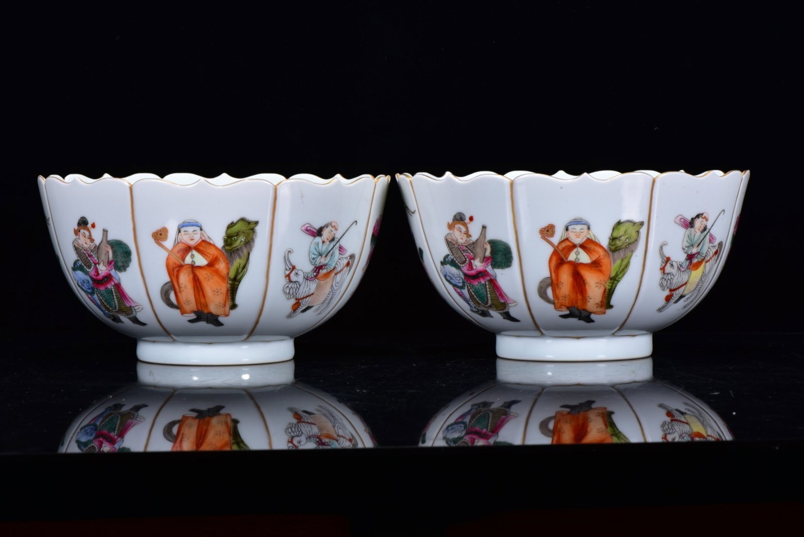 A Pair of Exquisite Famille-Rose Figure Pattern Bowls: A Pair of Exquisite Famille-Rose Figure Pattern Bowls,Qing Dynasty,China,Qianlong Six-Character Mark,Size:3.9inx7.5in 一对粉彩人物纹碗,中国&