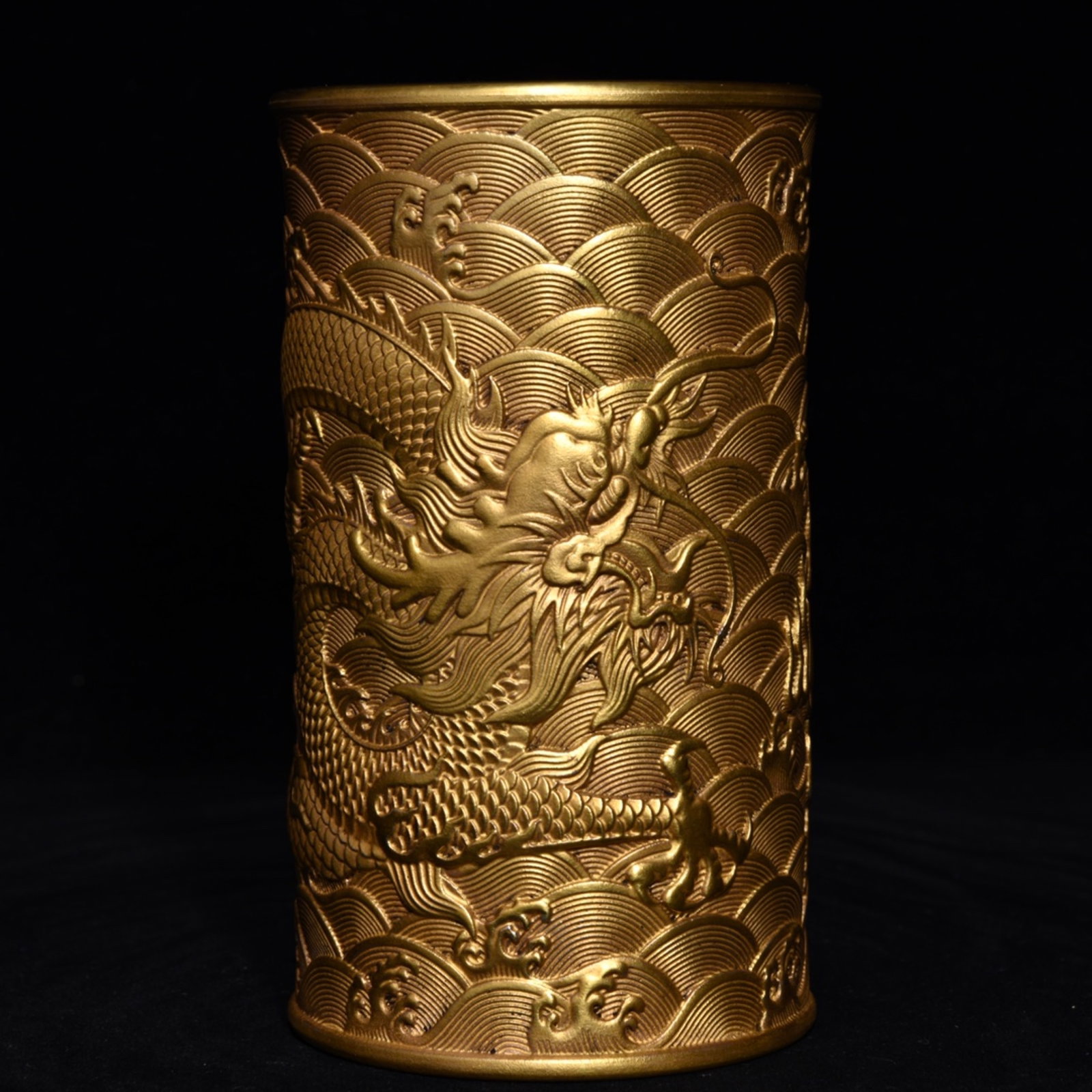 An Exquisite Gold Ground Seawater and Dragon Pattern Brush Pot: An Exquisite Gold Ground Seawater and Dragon Pattern Brush Pot,Qing Dynasty,China,Qianlong Six-Character Mark,Size:5.2inx3in 金地海水龙纹笔筒,中&#