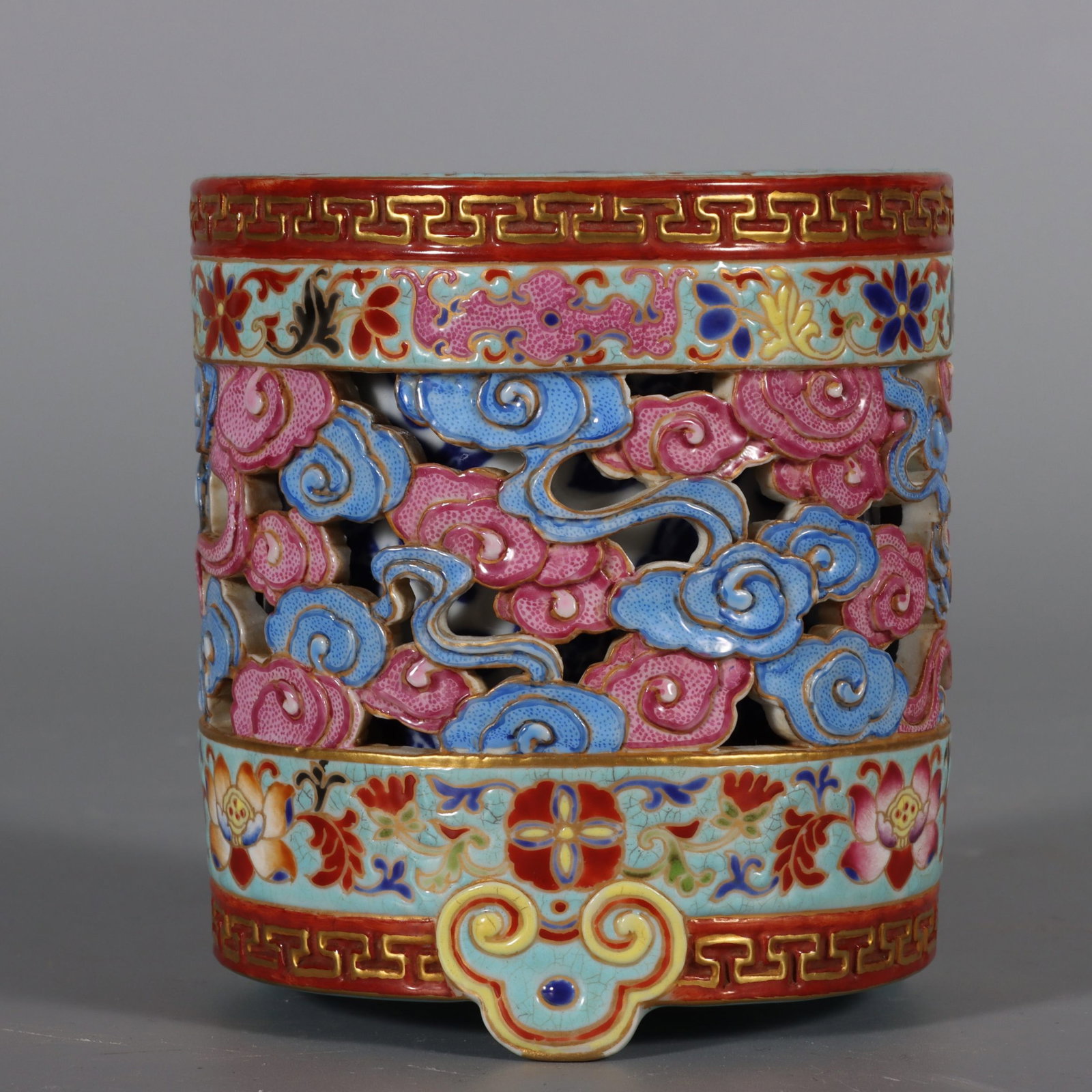 An Exquisite Enamel Painted Gold Auspicious Cloud Pattern Brush Pot: An Exquisite Enamel Painted Gold Auspicious Cloud Pattern Brush Pot,Qing Dynasty,China,Qianlong Four-character Mark,Size:3.9inx3.5in 珐琅彩描金祥云纹