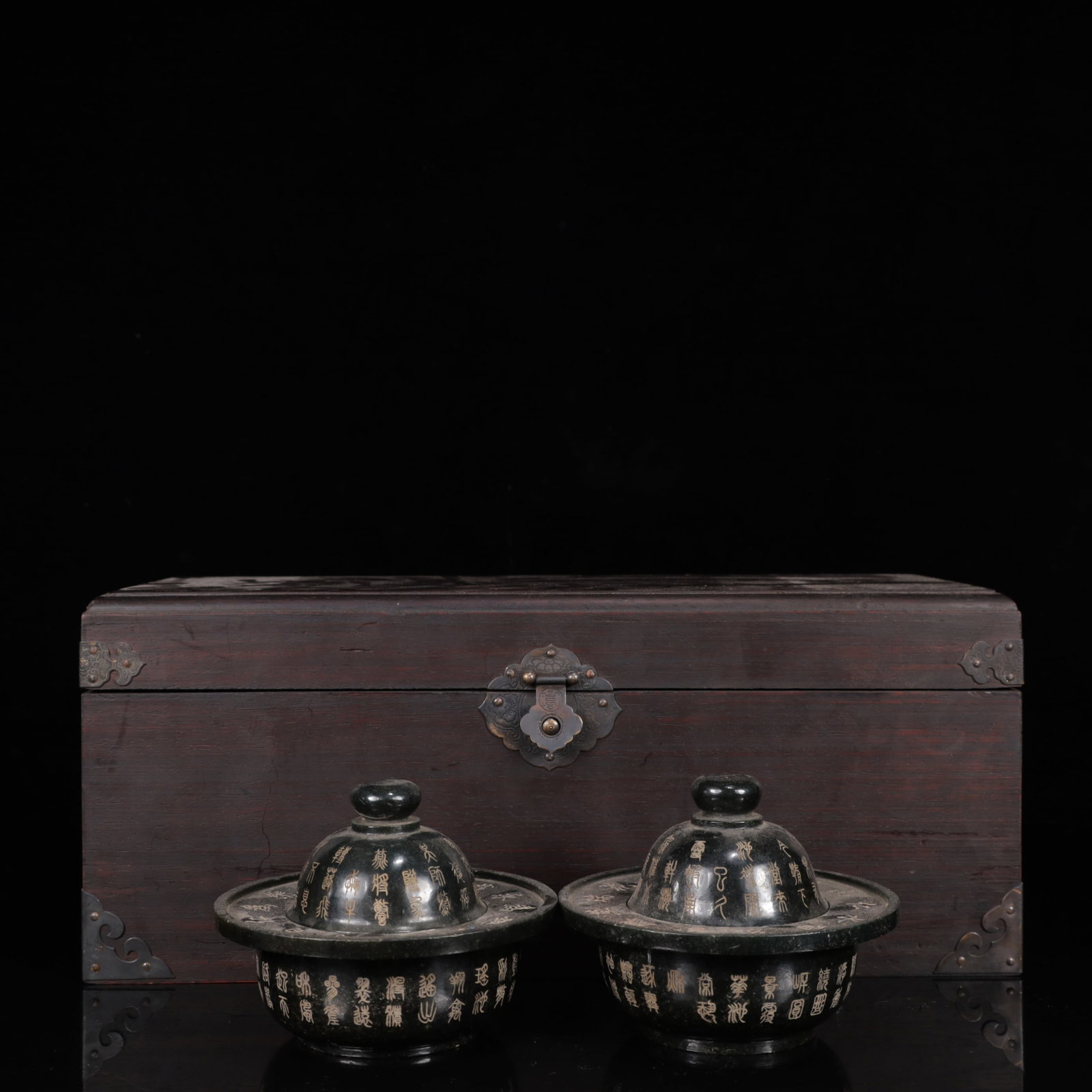 A Pair of Exquisite Jasper Poem with Cover Cups (1 of 16)