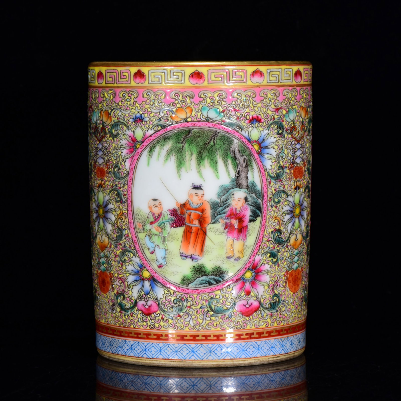 An Exquisite Famille-Rose Painted Gold Figure and Story Pattern Brush Pot: An Exquisite Famille-Rose Painted Gold Figure and Story Pattern Brush Pot,Qing Dynasty,China,Qianlong Six-Character Mark,Size:5.9inx4.7in 粉彩描金人物故ߚ
