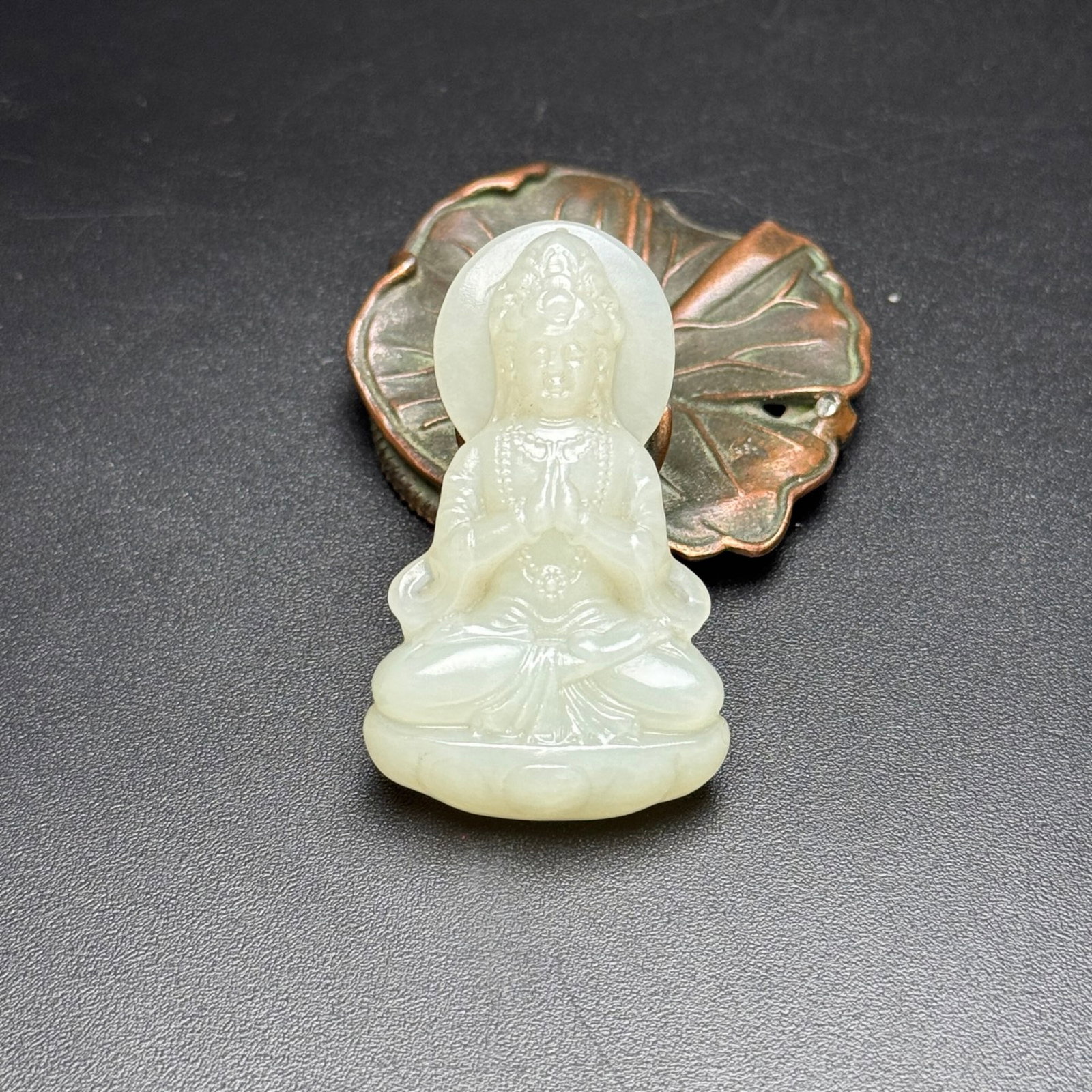 An Exquisite White Jade Statue of Avalokitesvara Pendant: An Exquisite White Jade Statue of Avalokitesvara Pendant,Qing Dynasty,China,Size:30mmx50mmx11mm,Weight:22g 白玉观音像挂件,中国清代