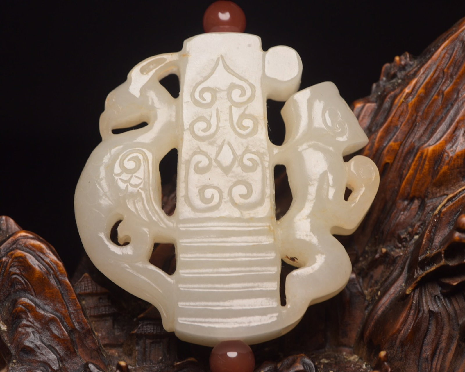 An Exquisite White Jade Dragon and Phoenix Pattern Pendant: An Exquisite White Jade Dragon and Phoenix Pattern Pendant,Qing Dynasty,China,Size:2.2inx2.2inx0.5in,Weight:73g 白玉龙凤纹佩,中国清代