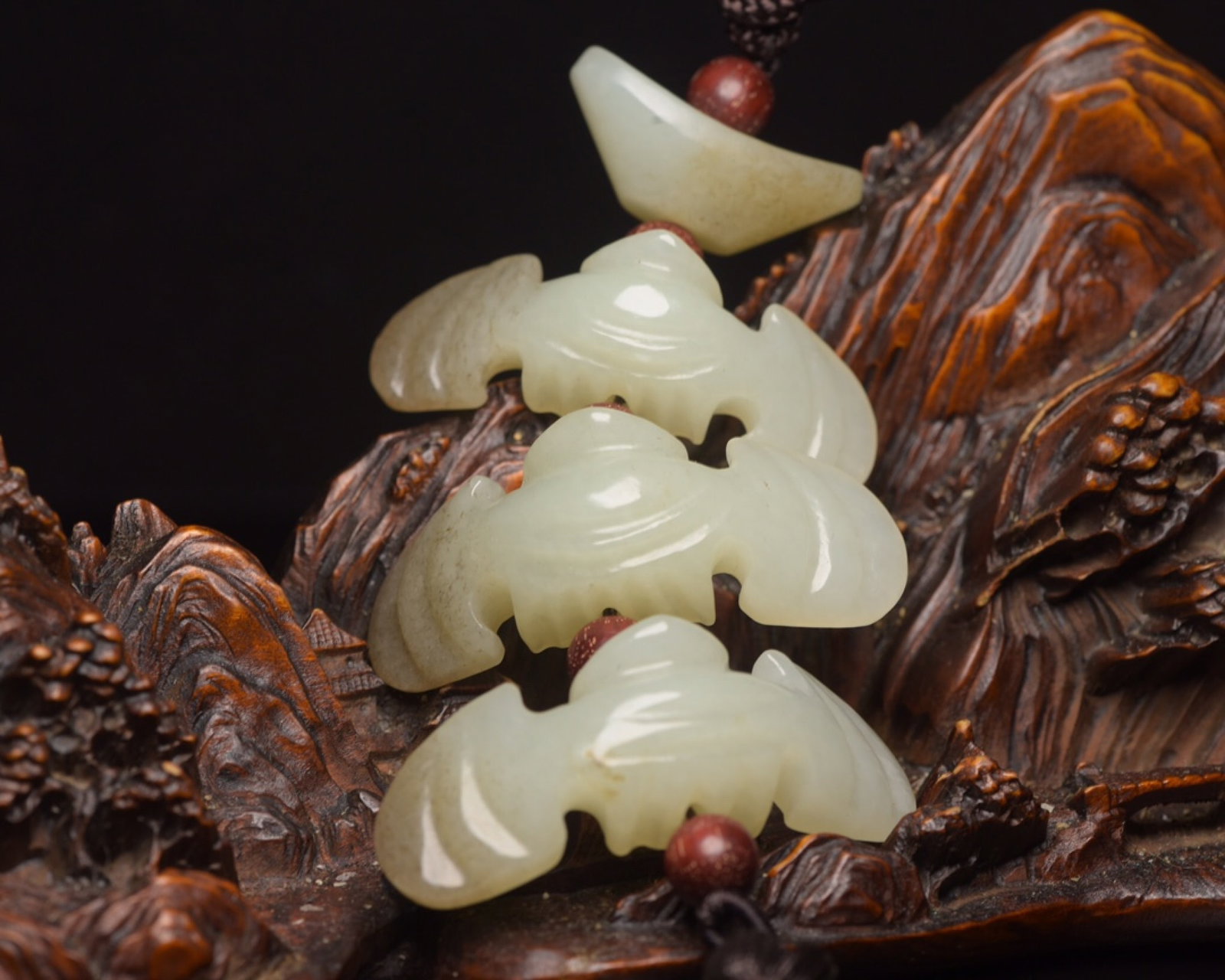 An Exquisite White Jade Bat Pendant: An Exquisite White Jade Bat Pendant,Qing Dynasty,China,Size:2.9inx2inx0.8in,Weight:50g 白玉蝙蝠挂件,中国清代