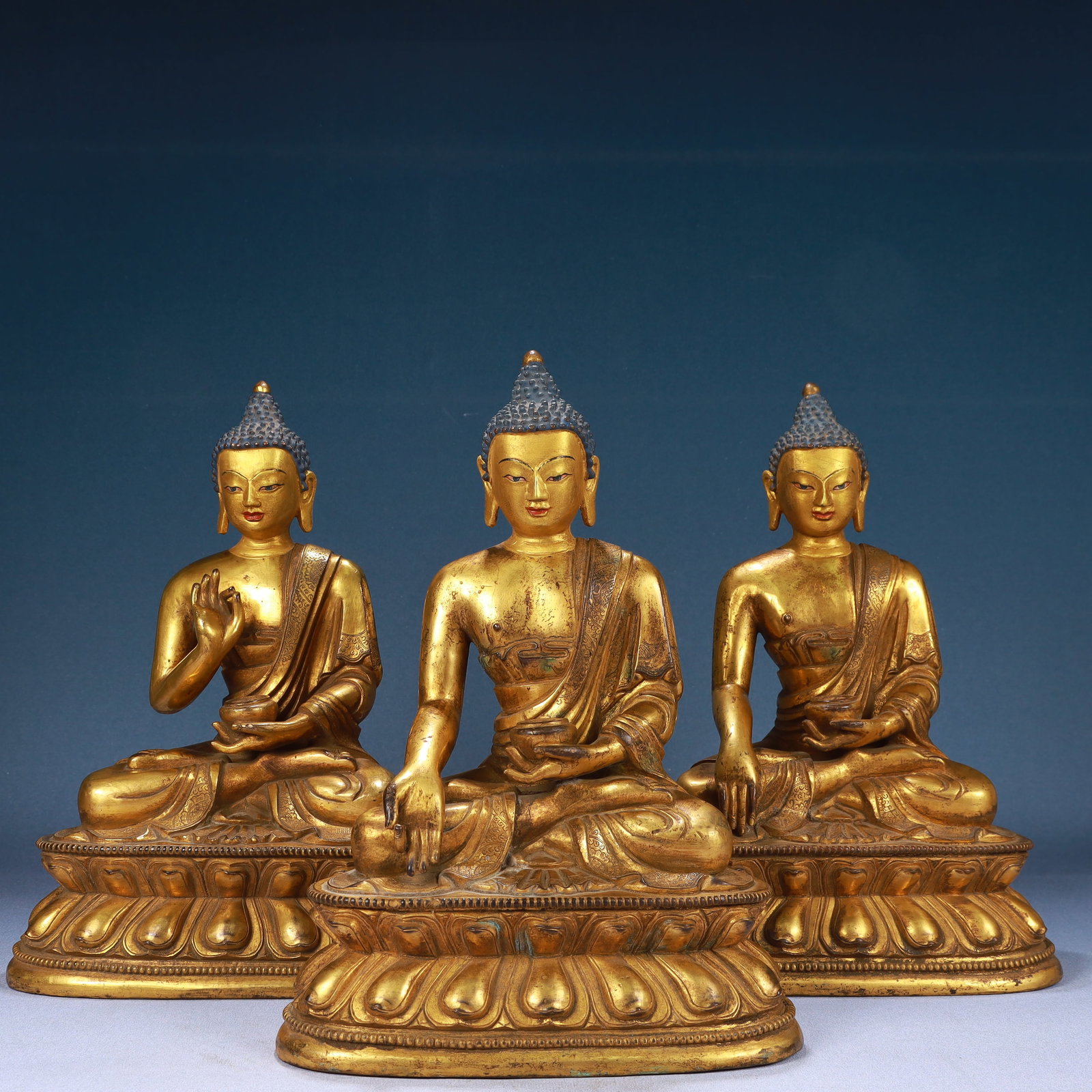 A Set of Solemn Gilt Bronze Statue of Sakyamuni: A Set of Solemn Gilt Bronze Statue of Sakyamuni,Qing Dynasty, China,Size:8.7inx5.9inx12.2in,Weight:15900g 一套铜鎏金如来像,中国清É