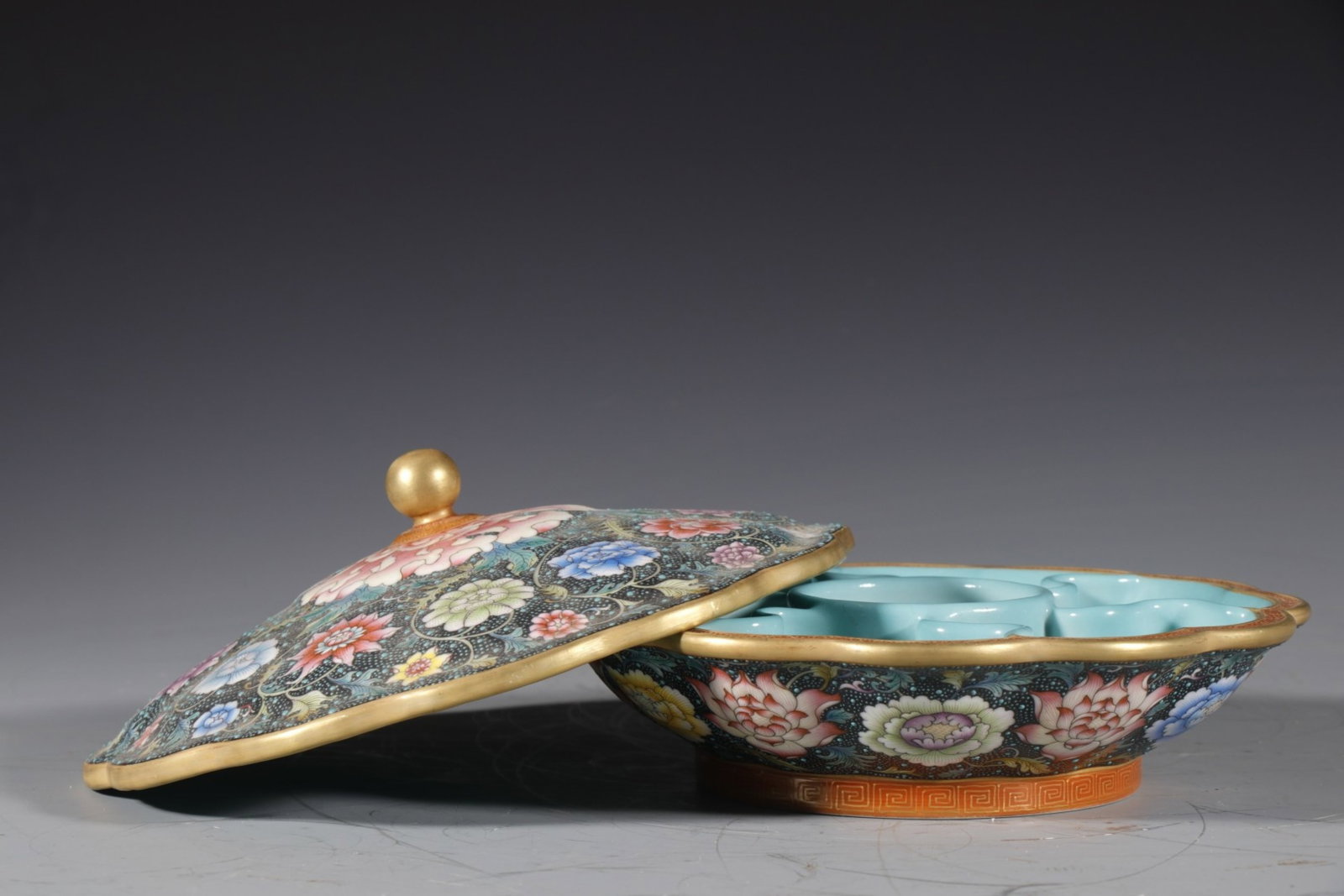 An Exquisite Enamel Flower Pattern Box - 2