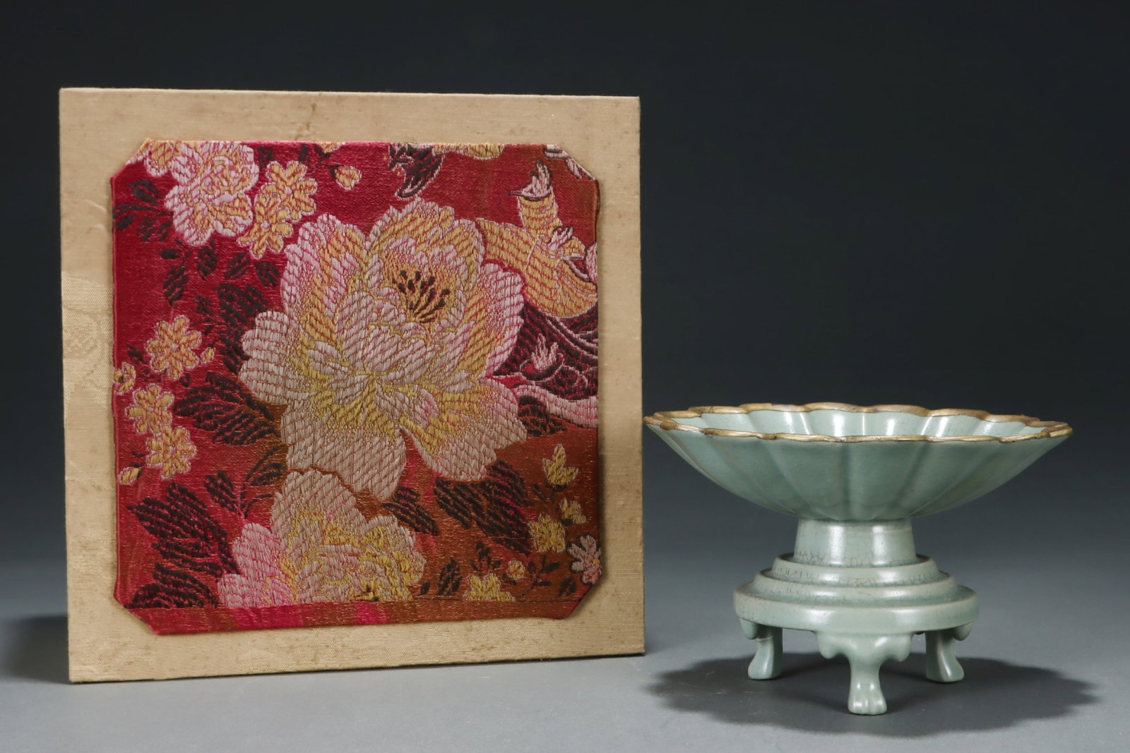 An Exquisite Ru yao Celeste Blue Glazed Cover with Gold Tripod Plate (1 of 8)
