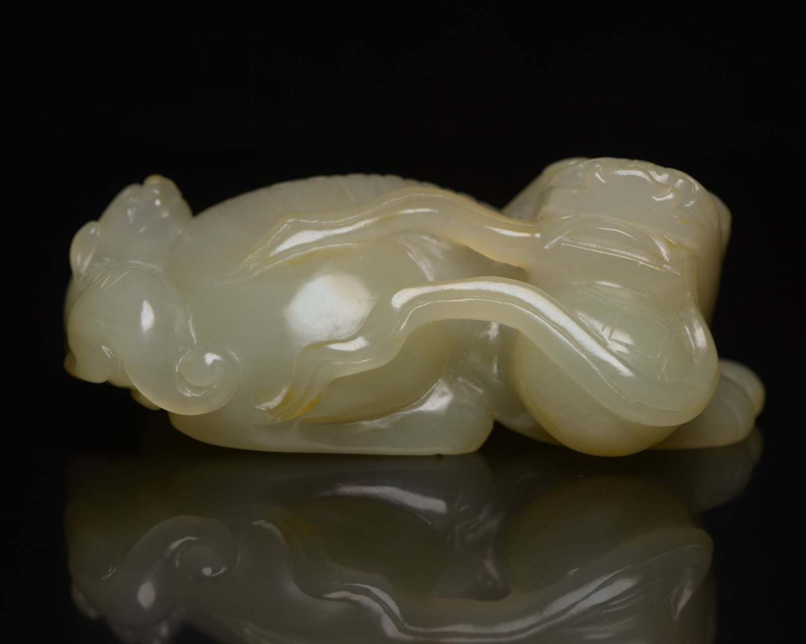 An Exquisite White Jade Lion Ornament: An Exquisite White Jade Lion Ornament,Qing Dynasty,China,Size:3.7inx2inx1.5in,Weight:223g 白玉狮子摆件,中国清代