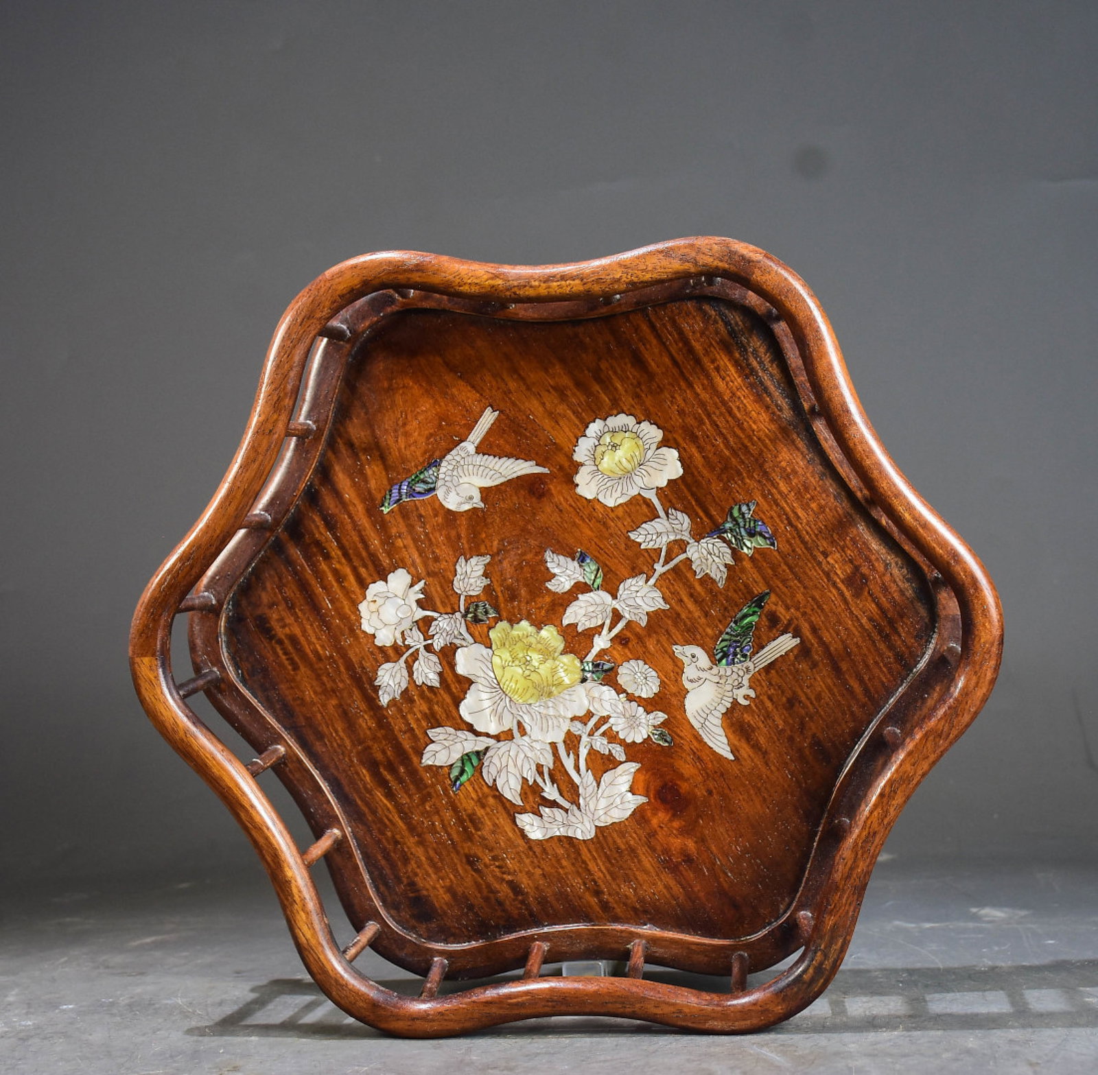 A Rare Huanghuali wood Inlaid Shell Flower and Bird Pattern Plate: A Rare Huanghuali wood Inlaid Shell Flower and Bird Pattern Plate,Qing Dynasty,China,Size:3.3inx13inx13in 黄花梨木镶贝壳花鸟纹盘,È