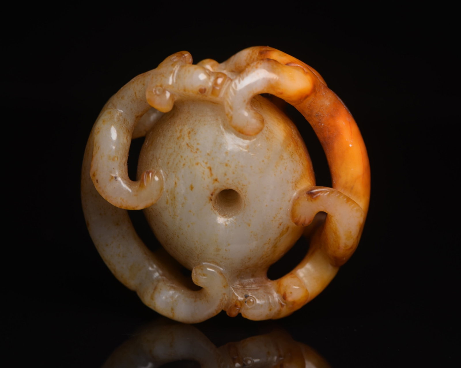 An Exquisite White Jade Dragon Pattern Ornament: An Exquisite White Jade Dragon Pattern Ornament,Qing Dynasty,China,Size:2.2inx2inx0.9in,Weight:83g 白玉龙纹摆件,中国清代
