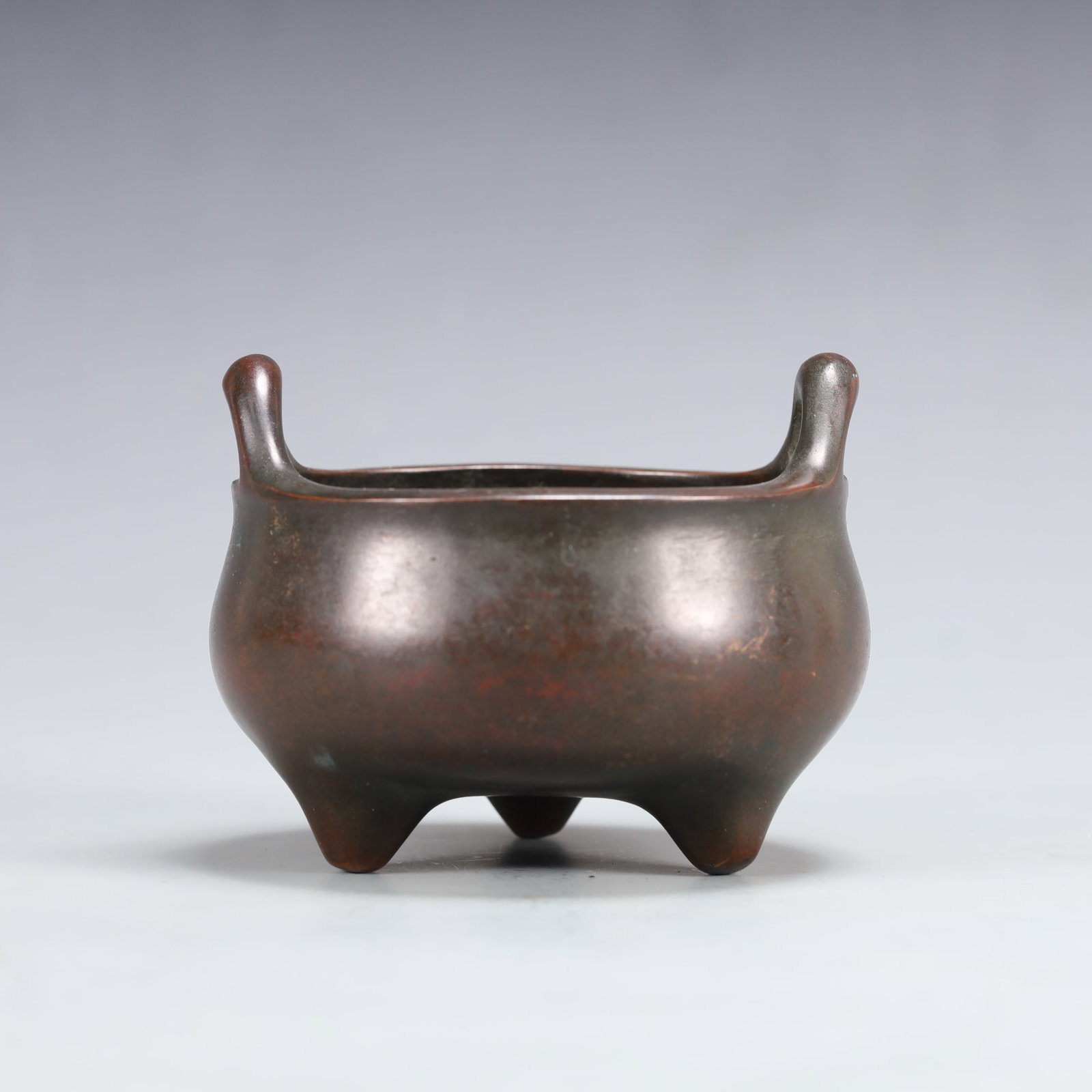 An Exquisite Bronze Double-Ears and Tripod Censer: An Exquisite Bronze Double-Ears and Tripod Censer,Ming Dynasty, China,Xuande Mark,Size:4.3inx3.3in Weight:1100g 铜双耳三足香炉,中国明代