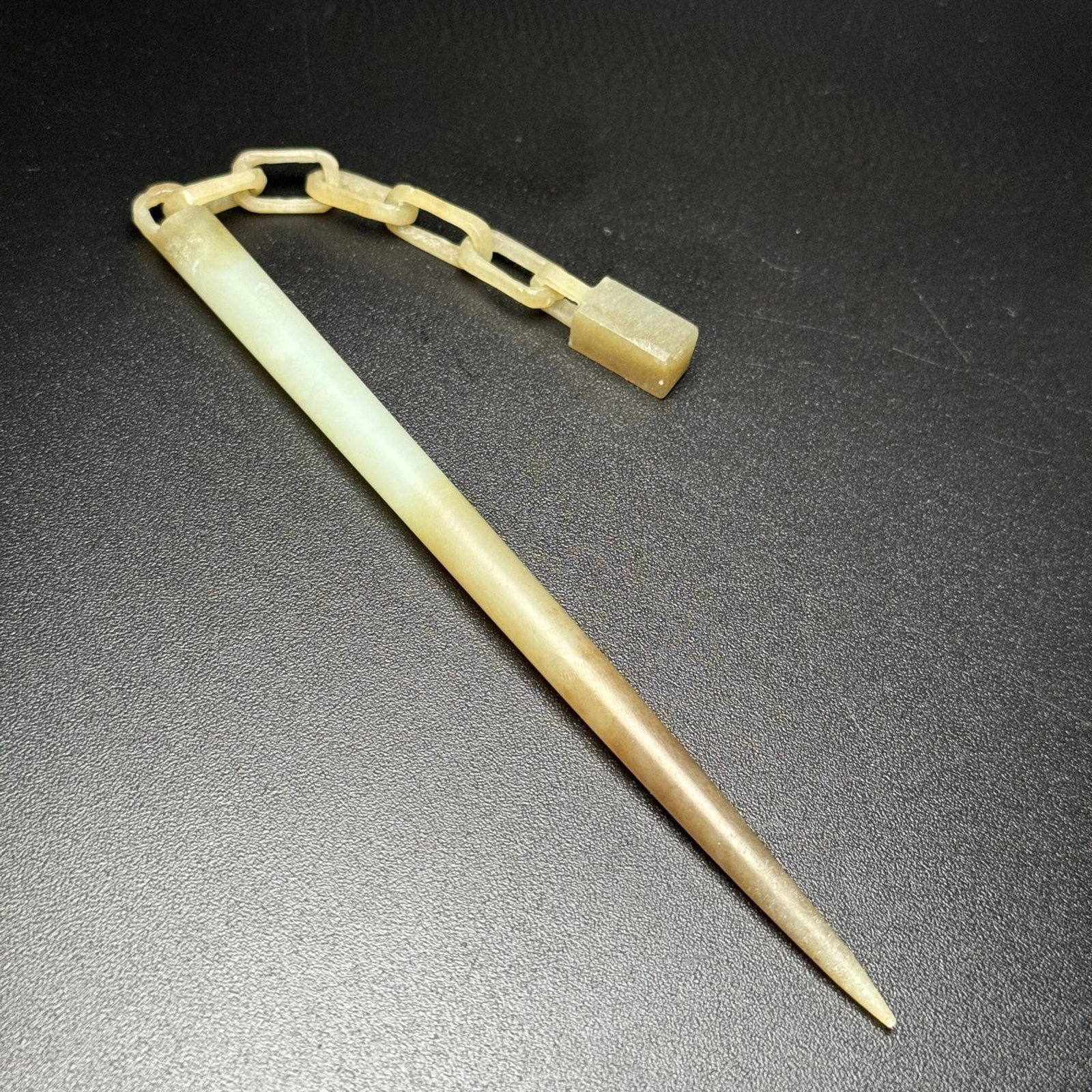 An Exquisite White Jade Hairpin: An Exquisite White Jade Hairpin,Qing Dynasty,China,Size:8mmx7mmx153mm,Weight:23g 白玉发簪,中国清代