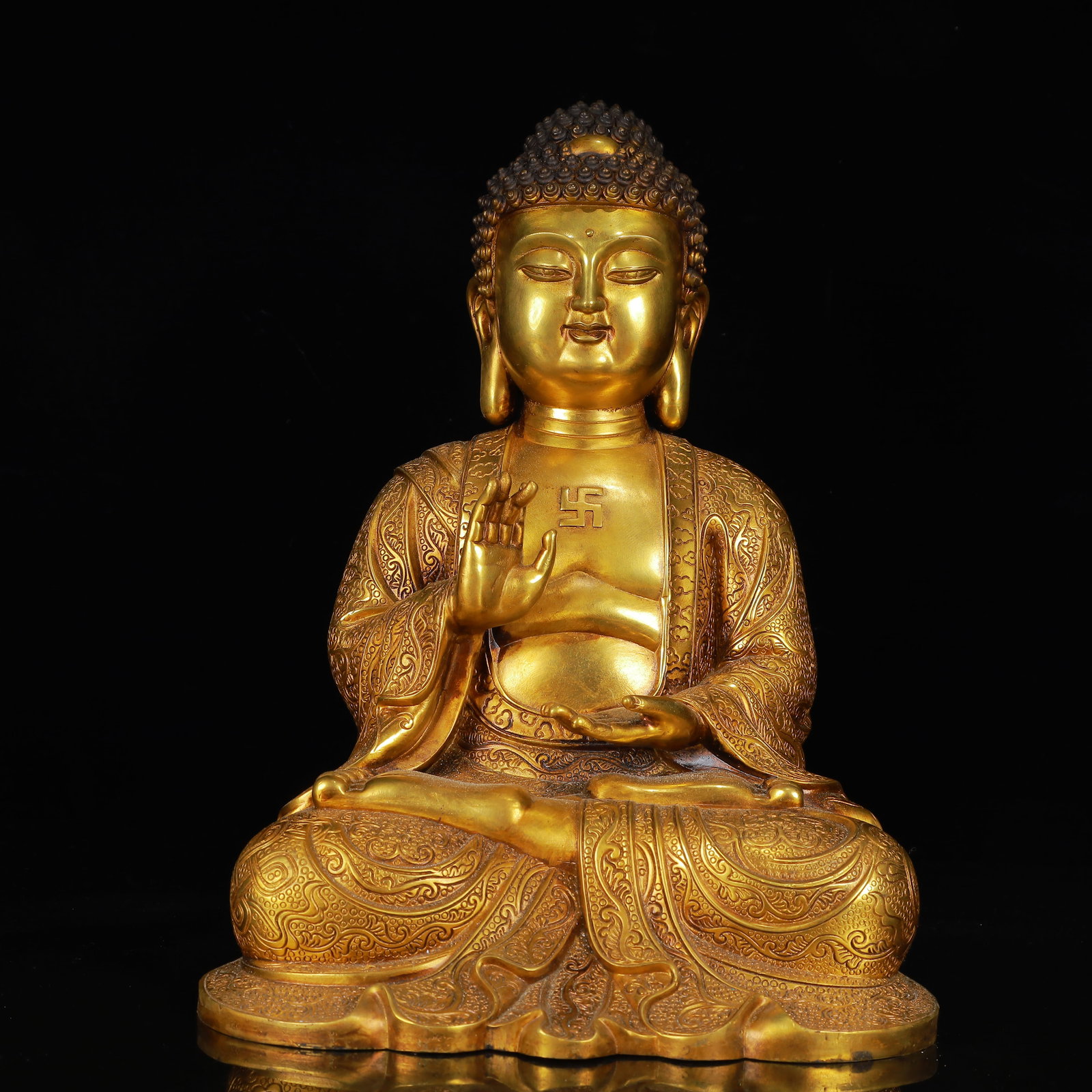 An Exquisite Gilt Bronze Statue of Sakyamuni: An Exquisite Gilt Bronze Statue of Sakyamuni,Qing Dynasty,China,Size:9.4inx6.7inx12.6in,Weight:6950g 铜鎏金释迦摩尼像,中国清代