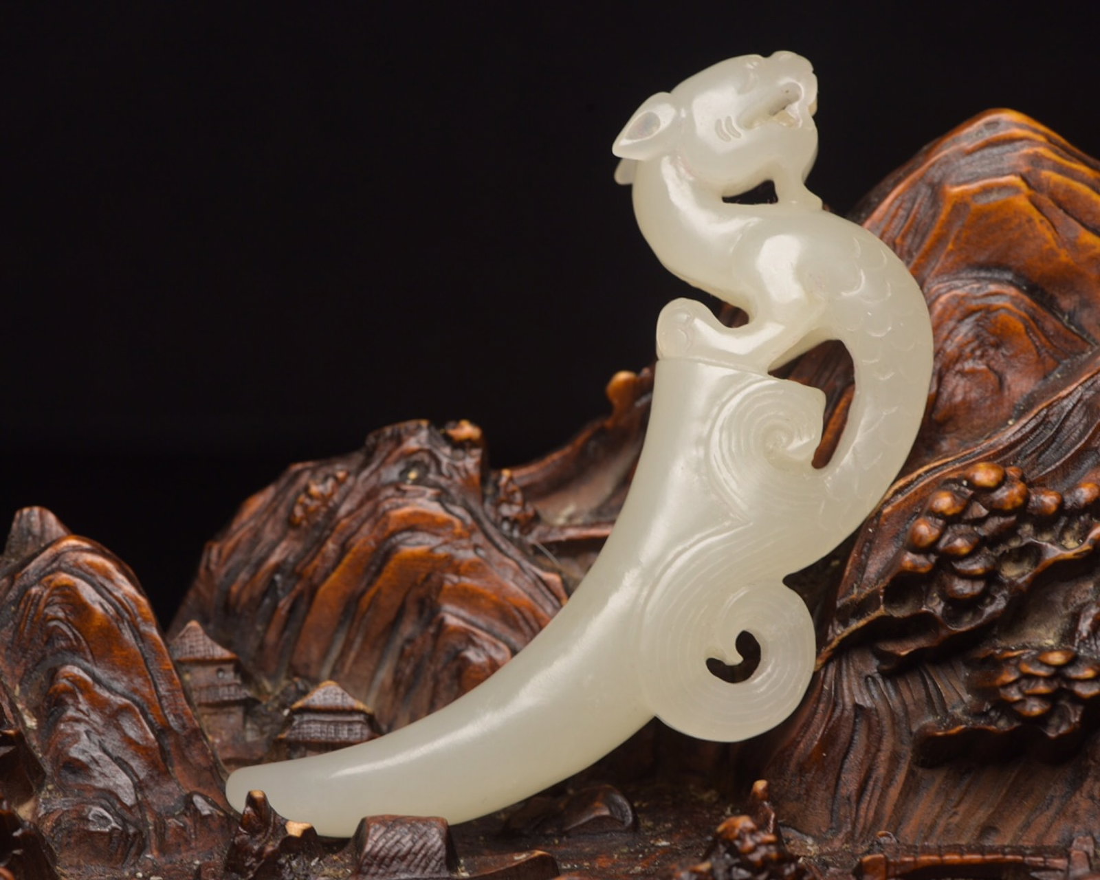An Exquisite White Jade Dragon Pendant: An Exquisite White Jade Dragon Pendant,Qing Dynasty,China,Size:3.5inx1.5inx0.5in,Weight:41g 白玉龙佩,中国清代