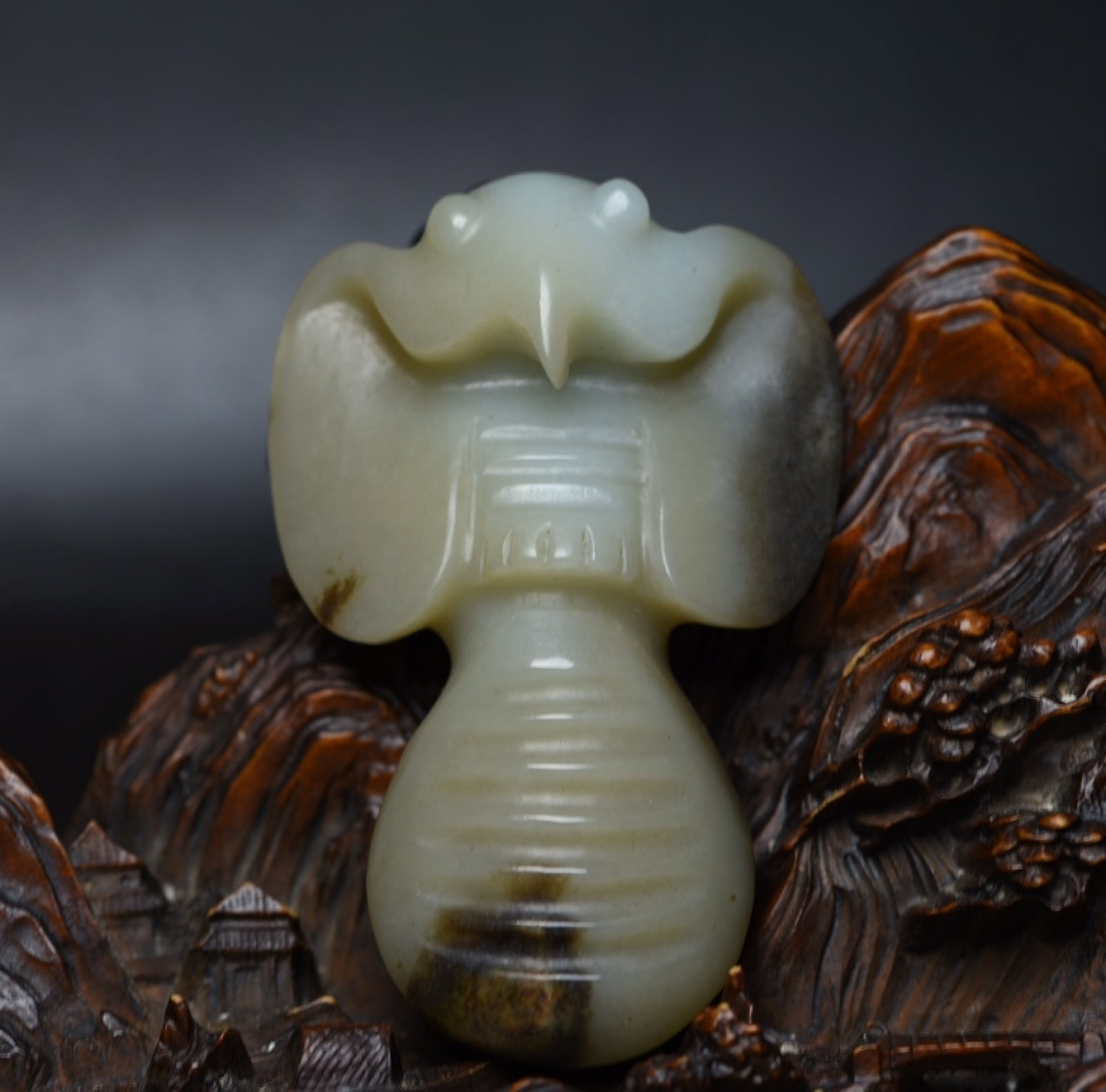 An Exquisite White Jade Bird Pendant: An Exquisite White Jade Bird Pendant,Qing Dynasty,China,Size:3inx2inx1.1in,Weight:100g 白玉鸟佩,中国清代