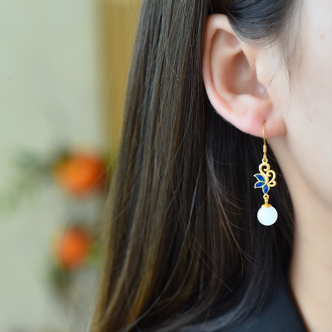 A Pair of Exquisite Sterling Silver-Gold Plated Inlaid White Jade Enamel Earrings: A Pair of Exquisite Sterling Silver-Gold Plated Inlaid White Jade Enamel Earrings,Size:8mmx8mm 一对纯银镀金镶白玉珐琅耳环