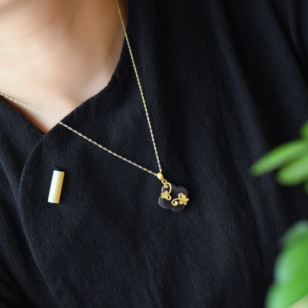 An Exquisite Sterling Silver-Gold Plated Inlaid White Jade Necklace: An Exquisite Sterling Silver-Gold Plated Inlaid White Jade Necklace,Size:20mmx20mm 纯银镀金镶白玉项链