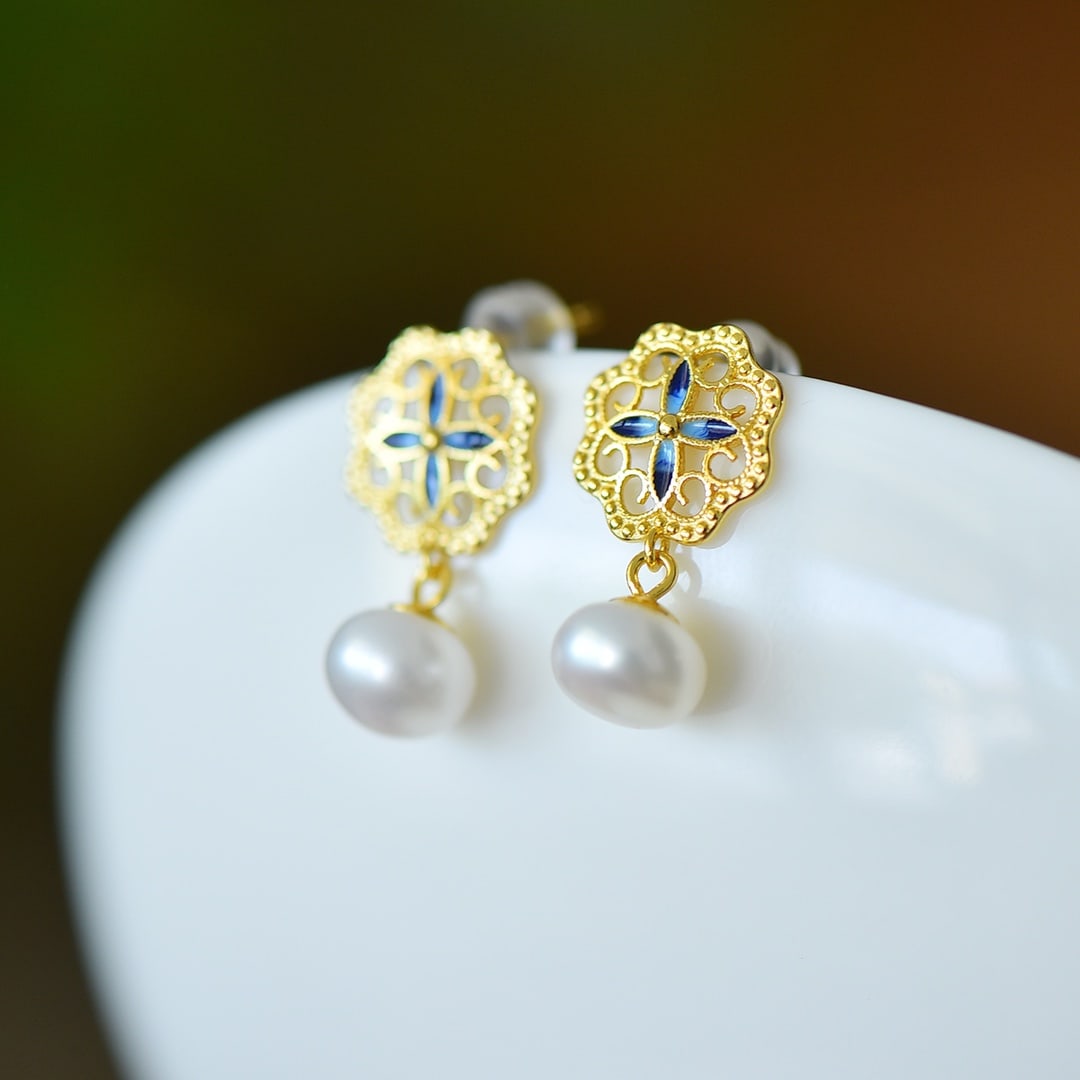 A Pair of Exquisite Sterling Silver-Gold Plated Inlaid Pearl Earrings: A Pair of Exquisite Sterling Silver-Gold Plated Inlaid Pearl Earrings,Size:8mmx8mm 一对纯银镀金镶珍珠耳钉