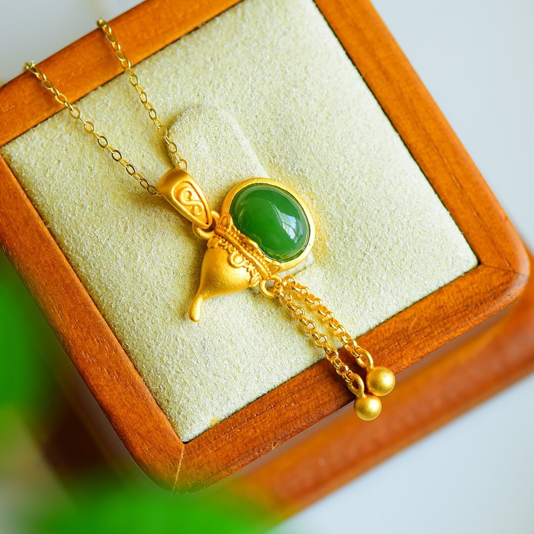 An Exquisite Sterling Silver-Gold Plated Inlaid Jasper Pendant: An Exquisite Sterling Silver-Gold Plated Inlaid Jasper Pendant 纯银镀金镶碧玉吊坠